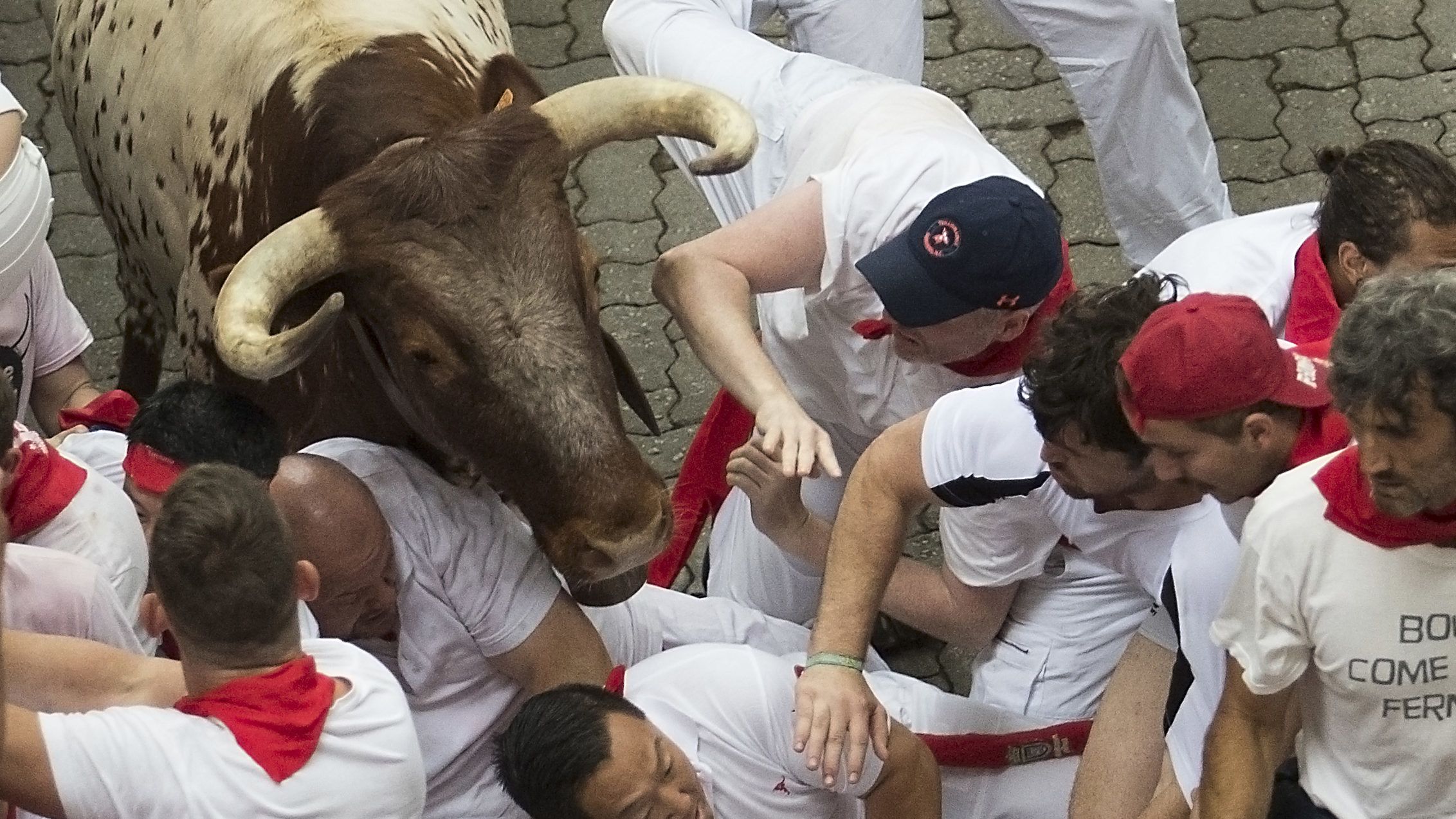 Öt embert kórházba szállítottak a pamplonai bikafuttatás első napján