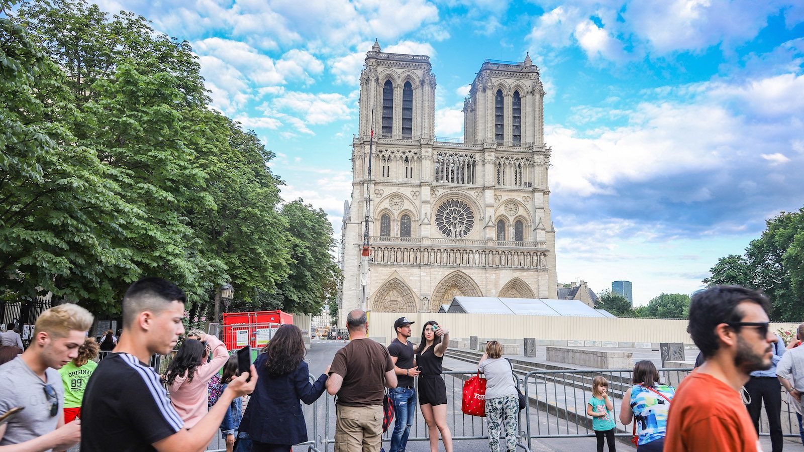 Továbbra is zárva marad a Notre-Dame előtti tér az ólomszennyezettség miatt