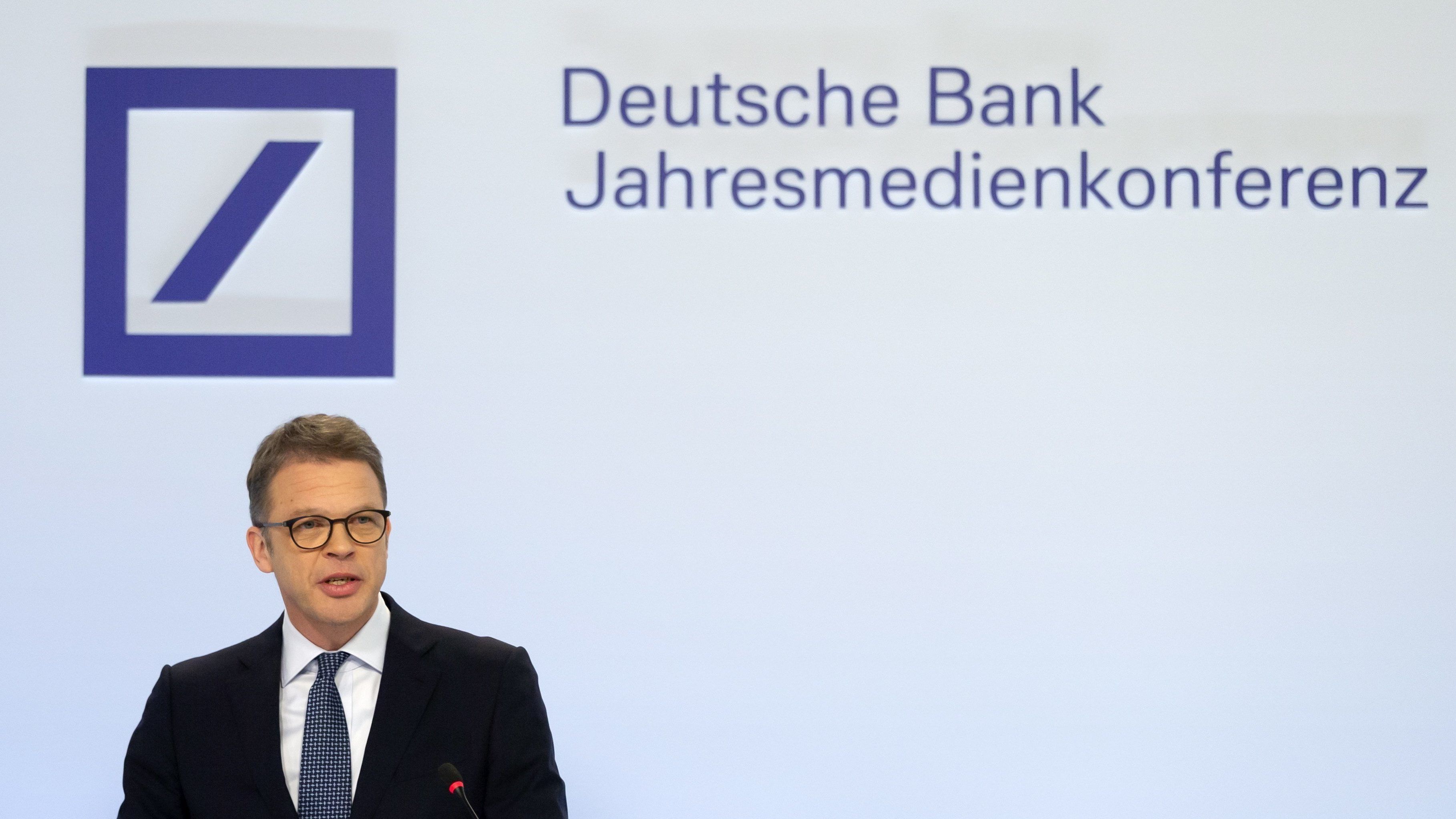 18 ezer dolgozóját küldi el a Deutsche Bank