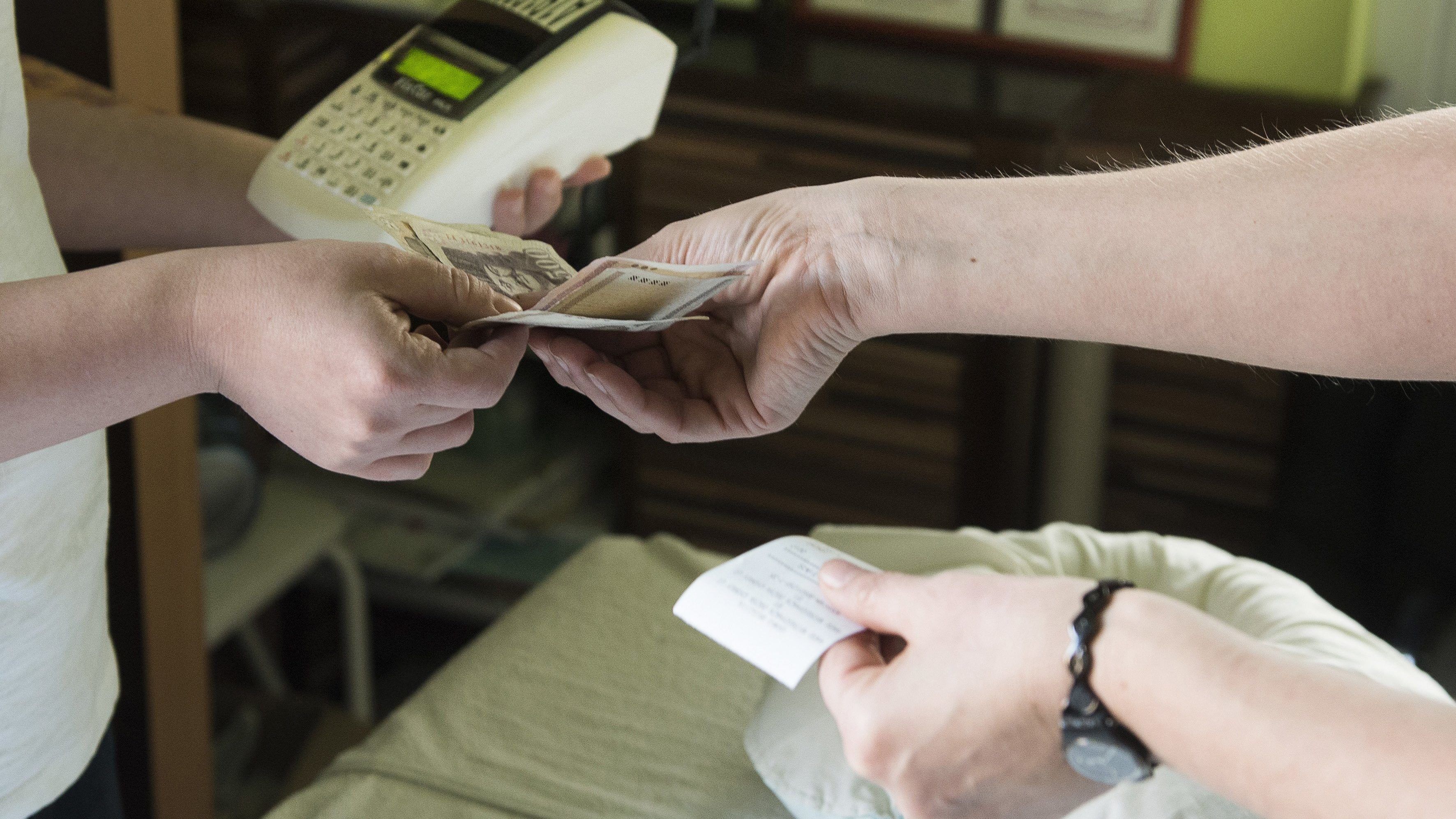 Hiába a munkaerőhiány, a drogéria nem akar cigány pénztárost