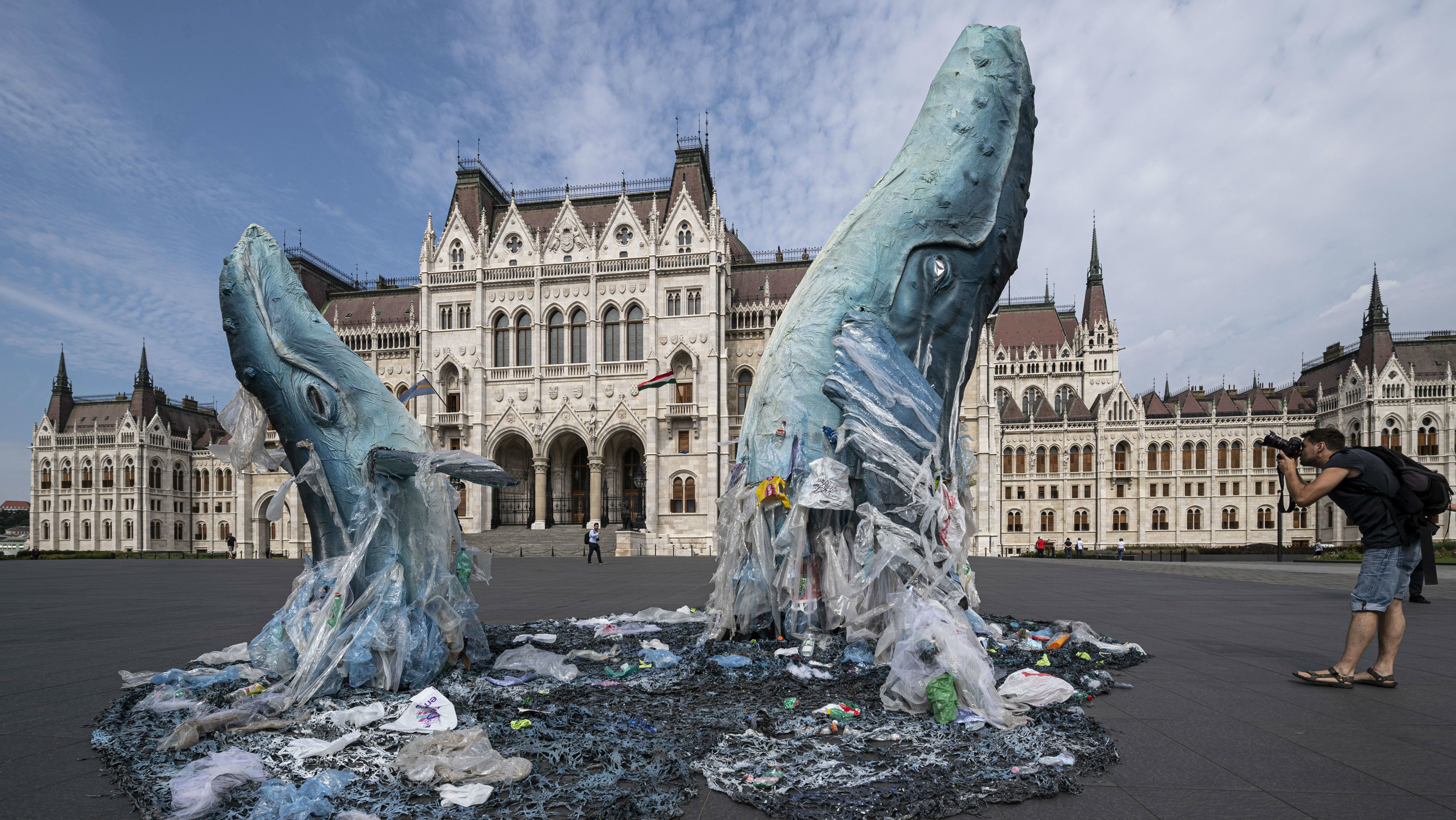 Szemétből kiemelkedő bálna figyelmeztet minket a műanyagszennyezésre a Parlament előtt