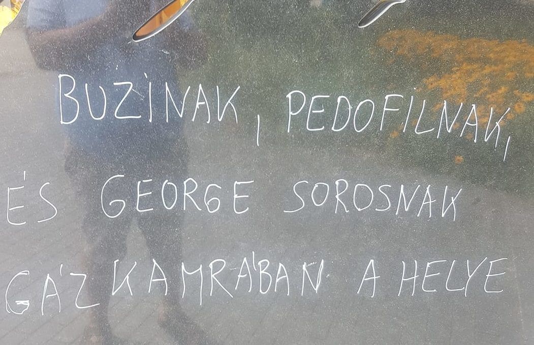 „Buzinak, pedofilnak és George Sorosnak gázkamrában a helye” – ezt írták fel a roma holokauszt emlékműre