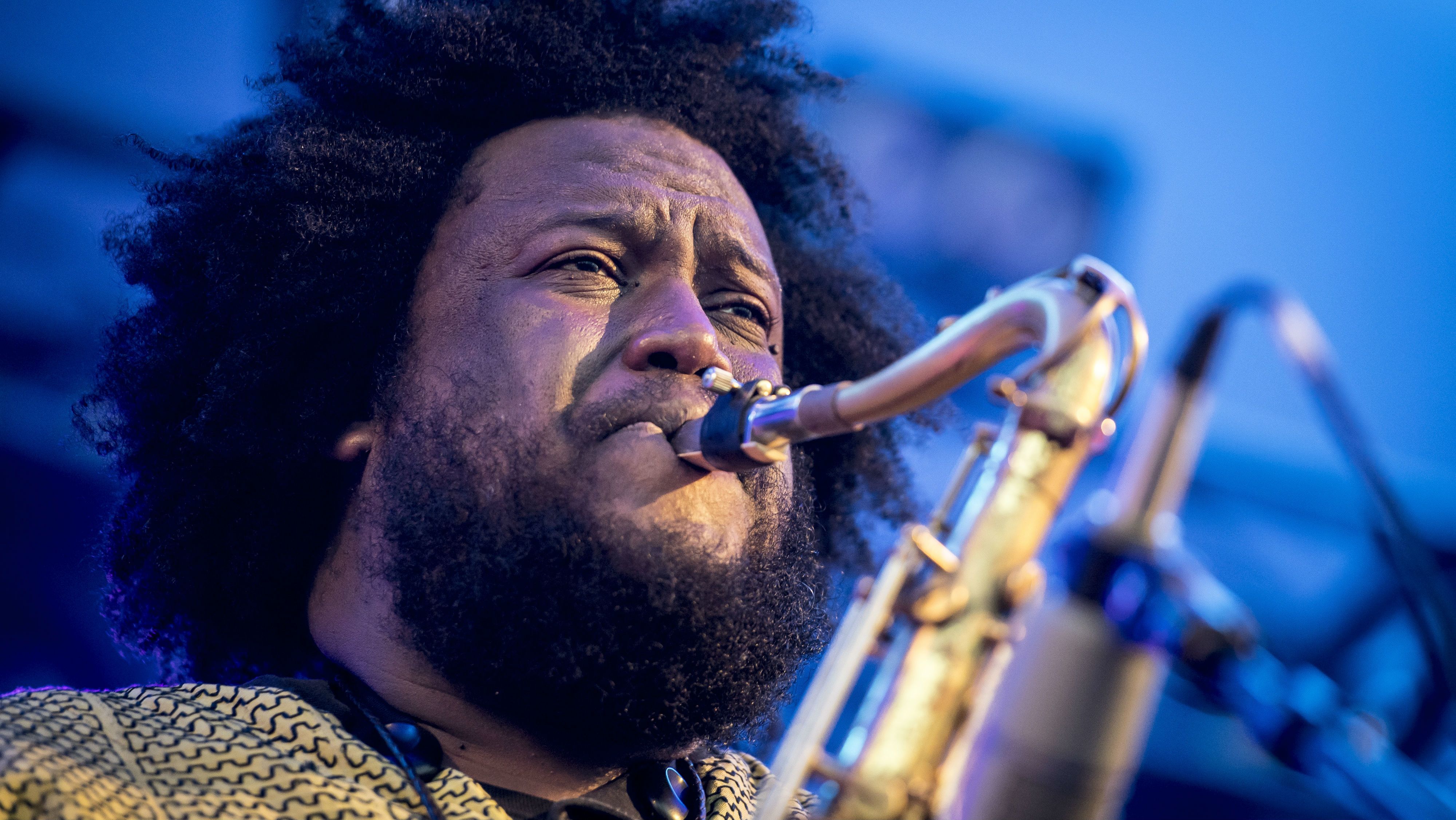 Megszakította koncertjét Kamasi Washington szaxofonos, miután apját leteperte a biztonsági őr