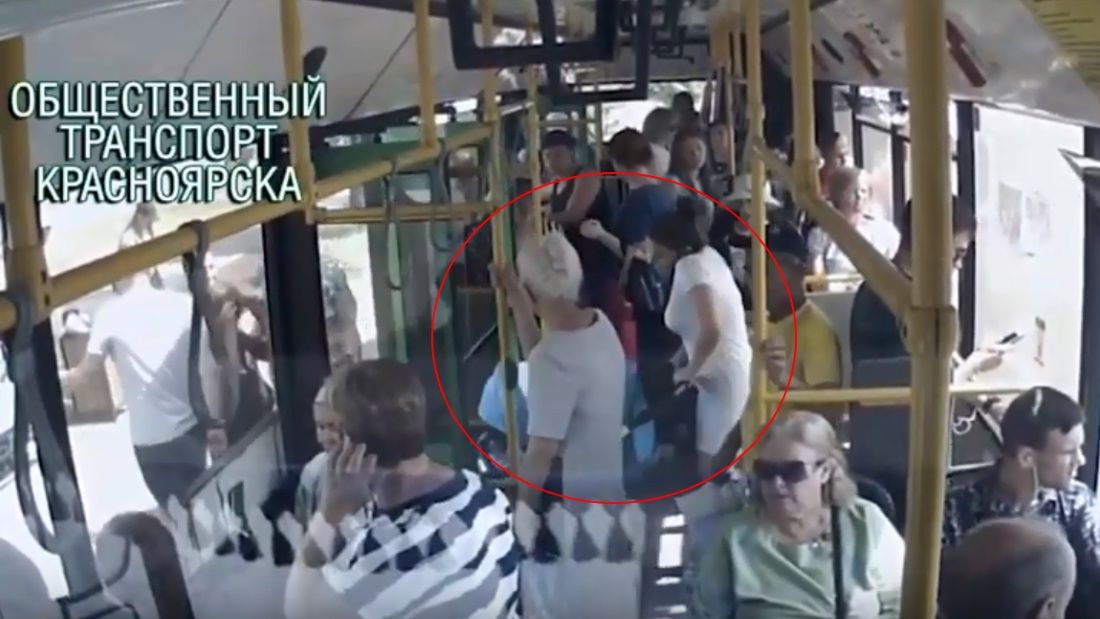 Babakocsiból a buszmegállóba zuhant az orosz kisgyerek