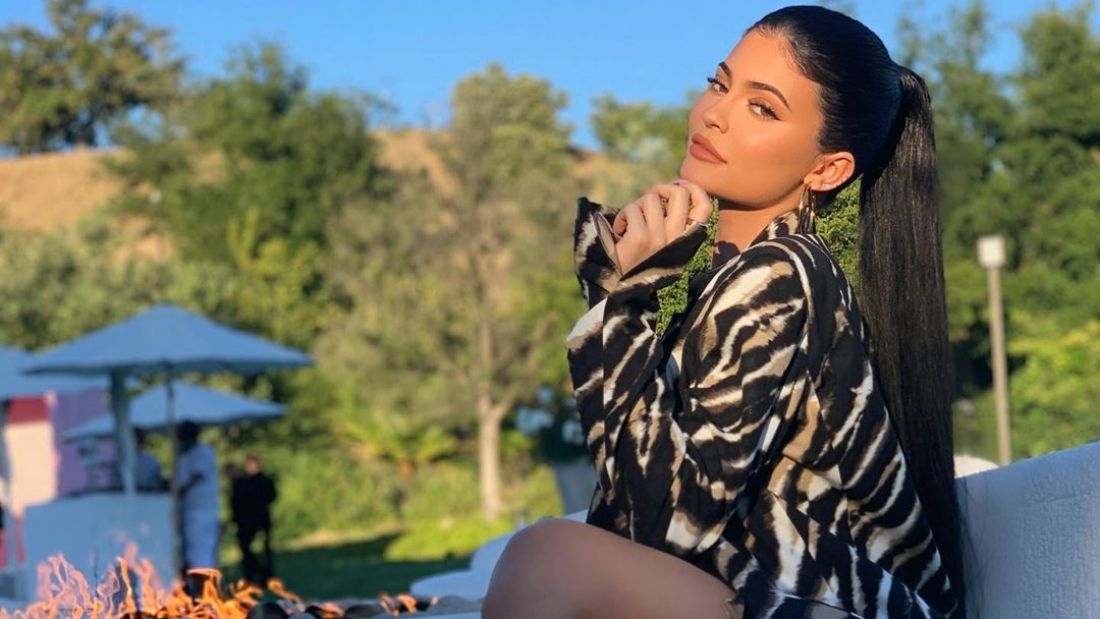 Kylie Jenner tényleg semmit nem visel egy szalmakalapon kívül