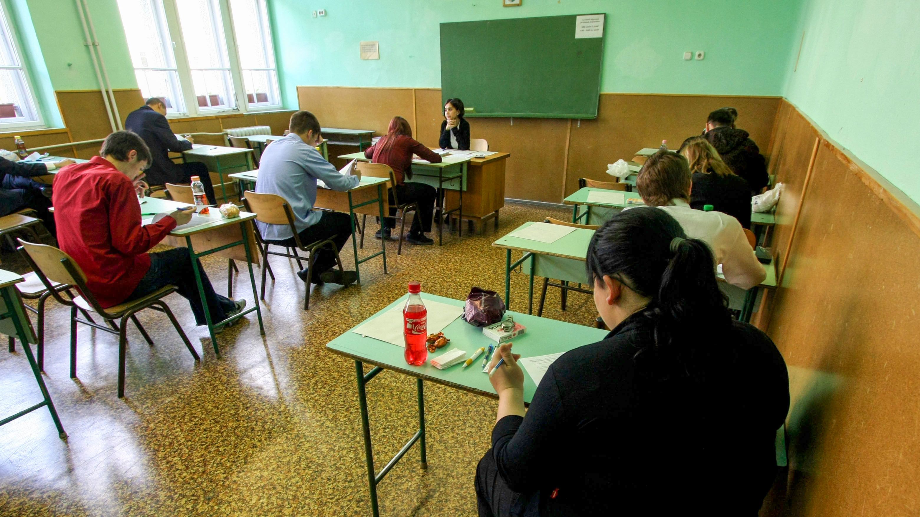 Nem lesz zökkenőmentes a tanévkezdés: több iskola is „bármilyen szakos” tanárt keres