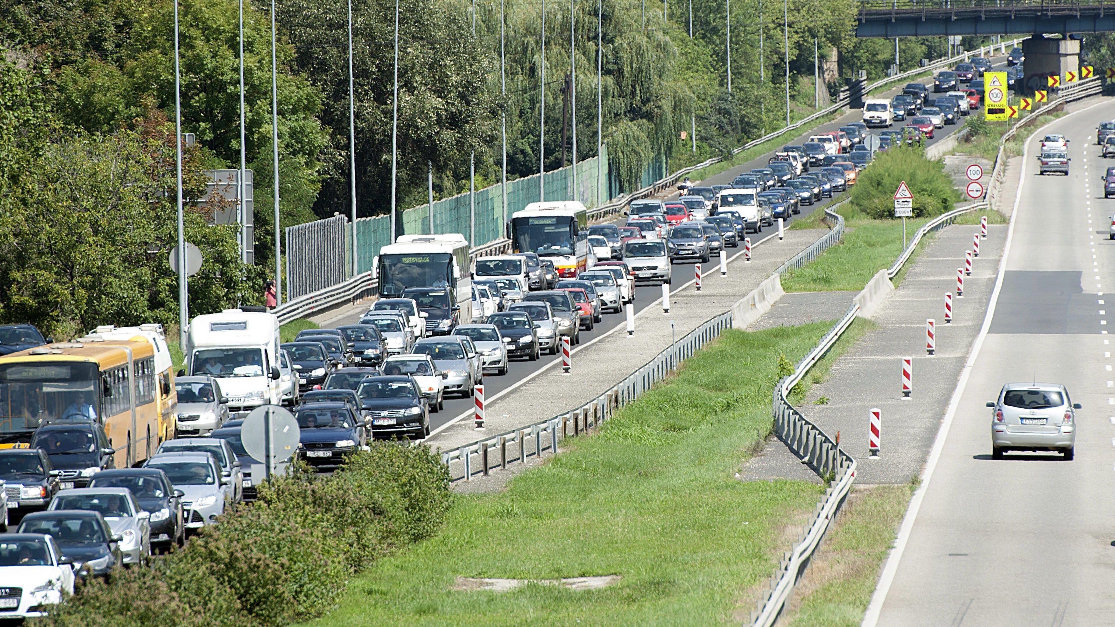 Megnyitnák a leállósávot a forgalom előtt az M7-esen a legzsúfoltabb időszakban