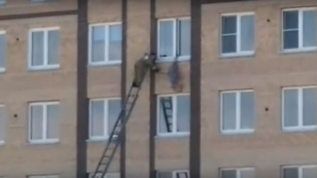 Fejjel lefelé lógott a negyedik emeleti ablakból egy orosz nyugdíjas