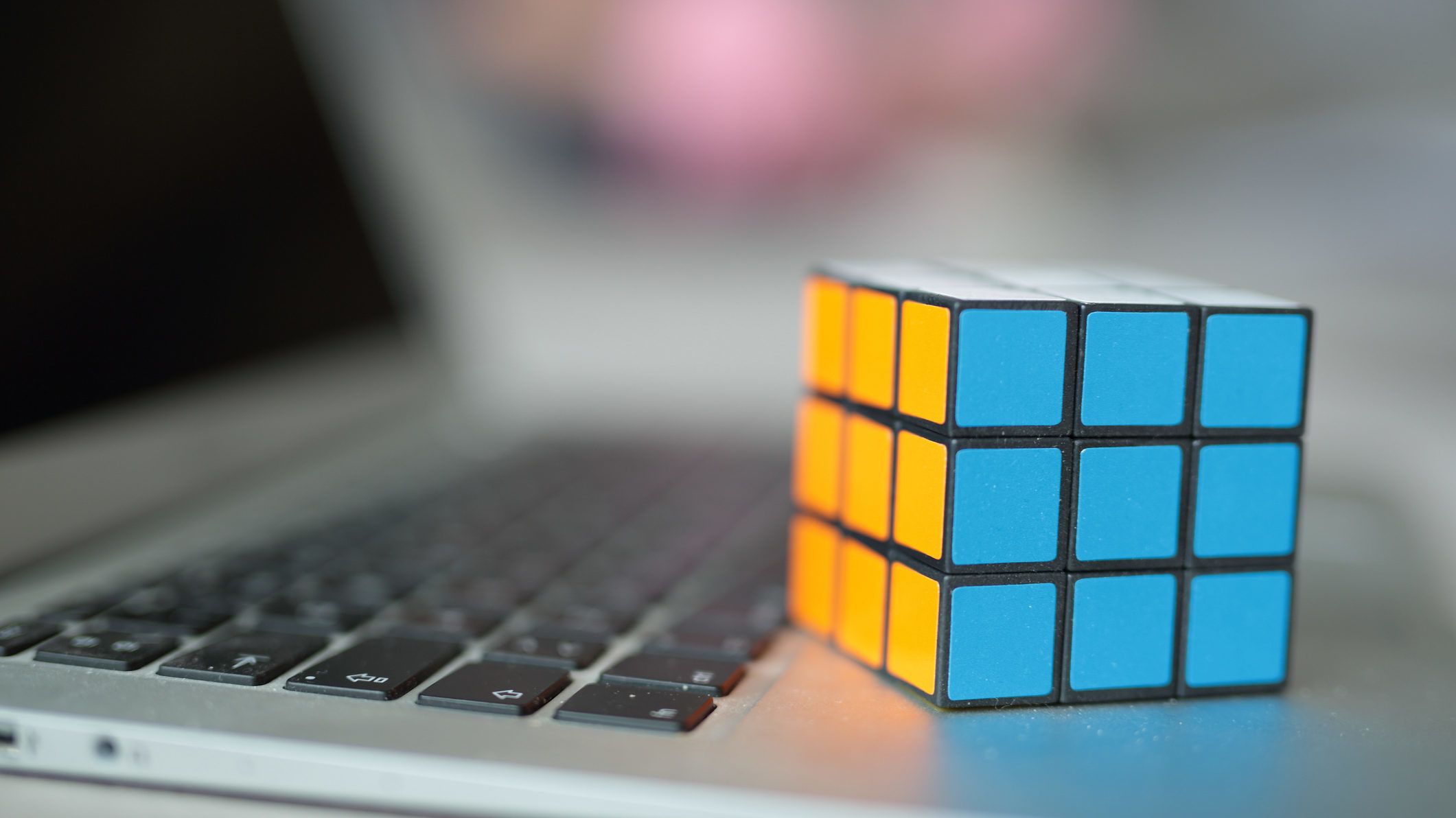 Szempillantás alatt rakja ki a Rubik-kockát a gépagy