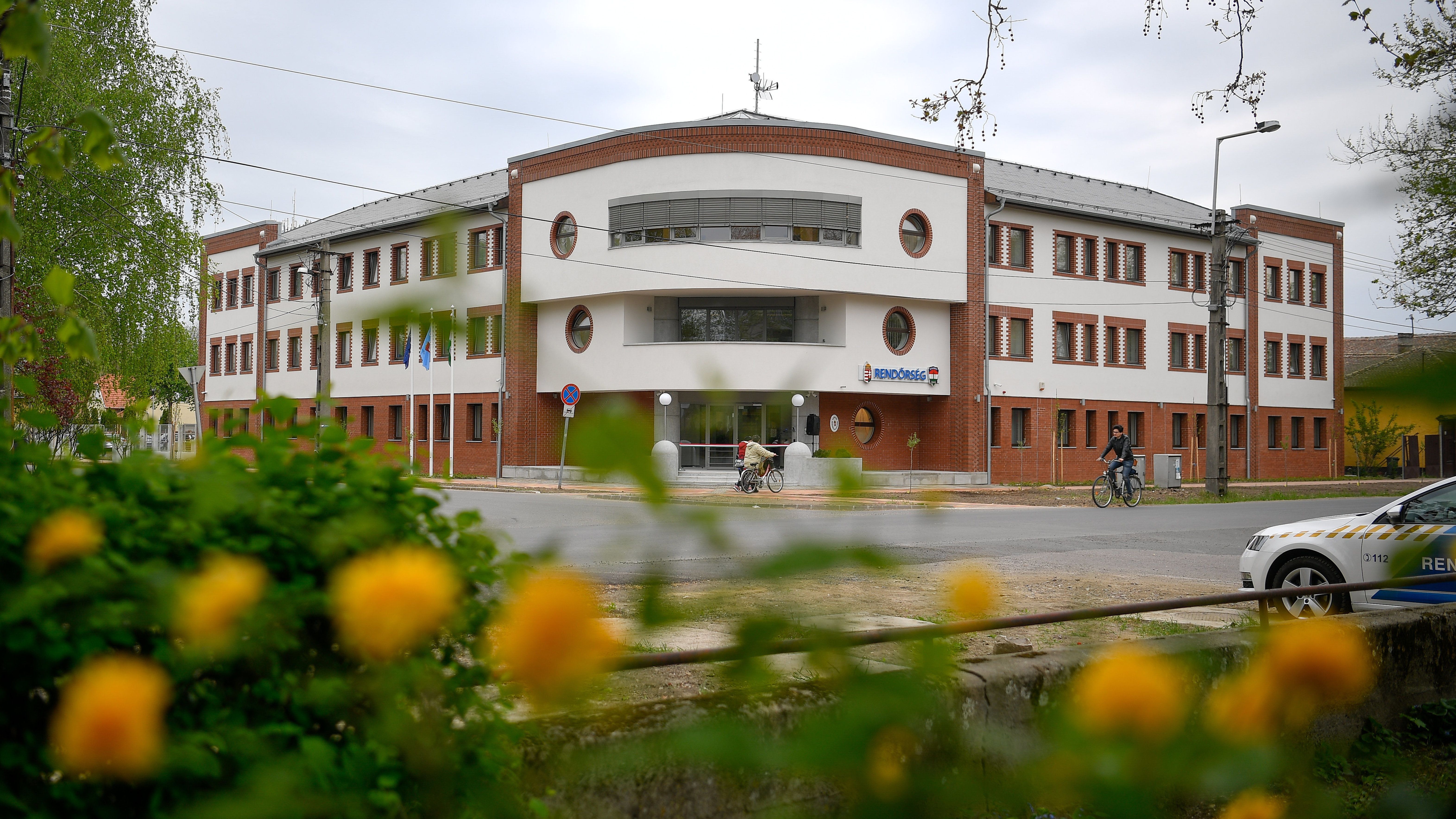 Hangfelvételen beszél a karcagi rendőrkapitány, hogy nem mindig jó, ha rendőrei jogszerűen járnak el