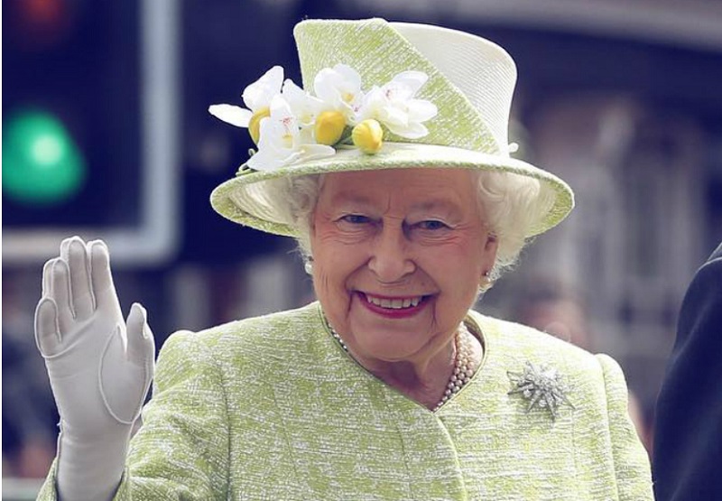 Ő II. Erzsébet királynő kedvenc unokája. Nem Vilmosról és nem is Harry-ről van szó