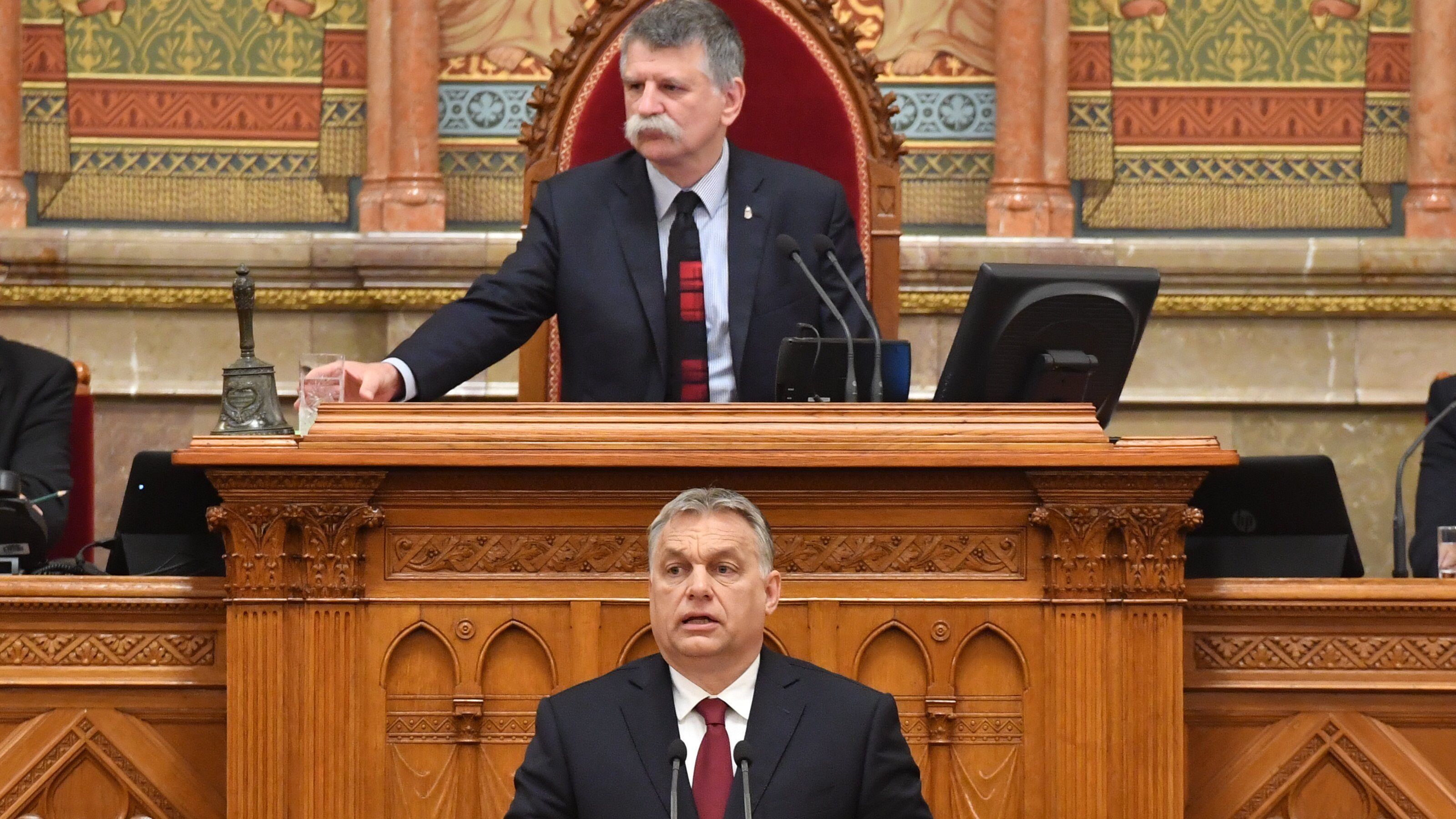 Kövér elismerte, hogy Orbán törvényt szegett, majd Orbánra bízta a megoldást