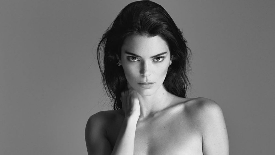 Ezen a fotón semmi zavaró tényező nincs, csak Kendall Jenner meztelen teste