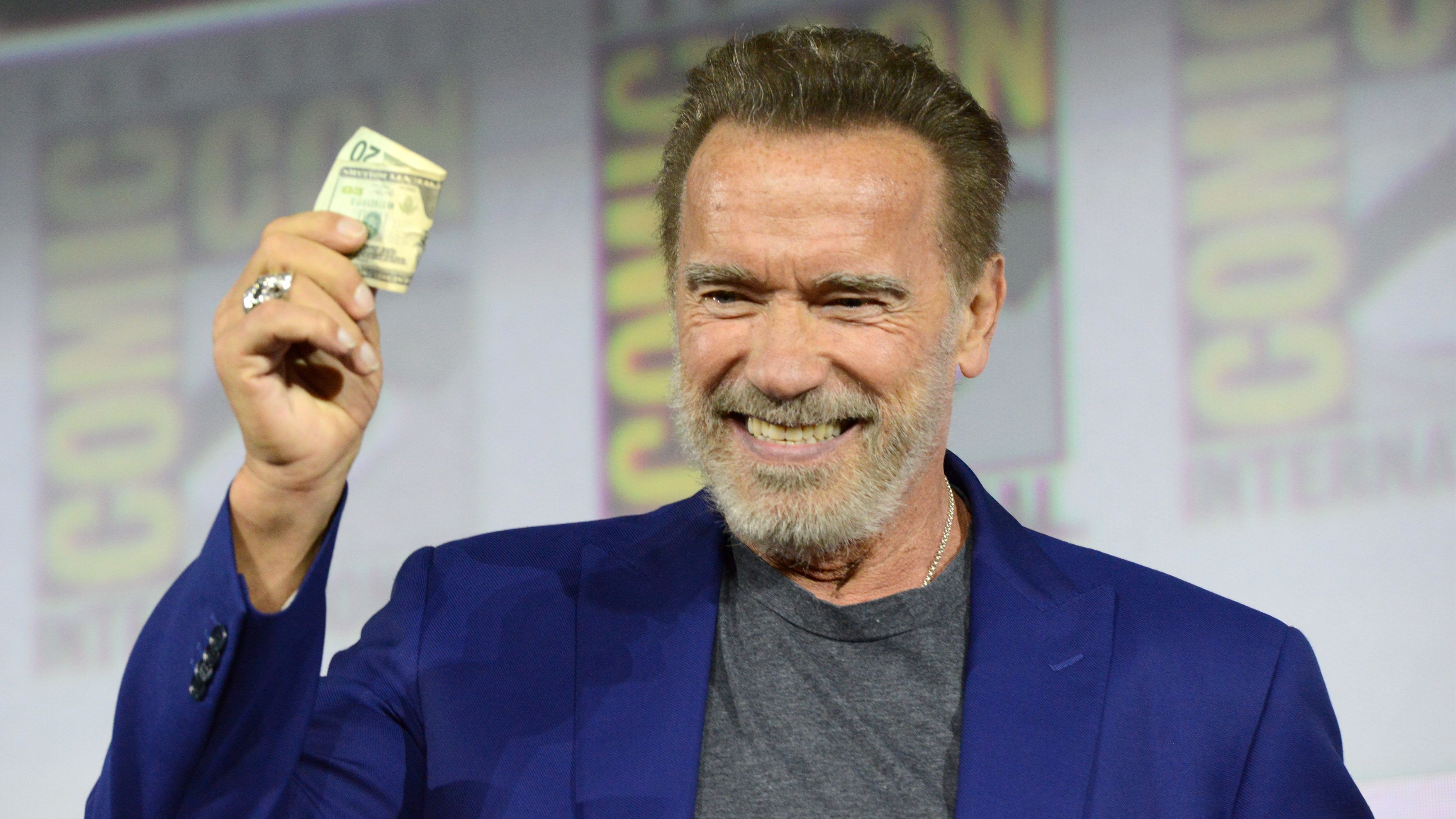 Arnold Schwarzenegger kertje tele van veszélyes állatokkal