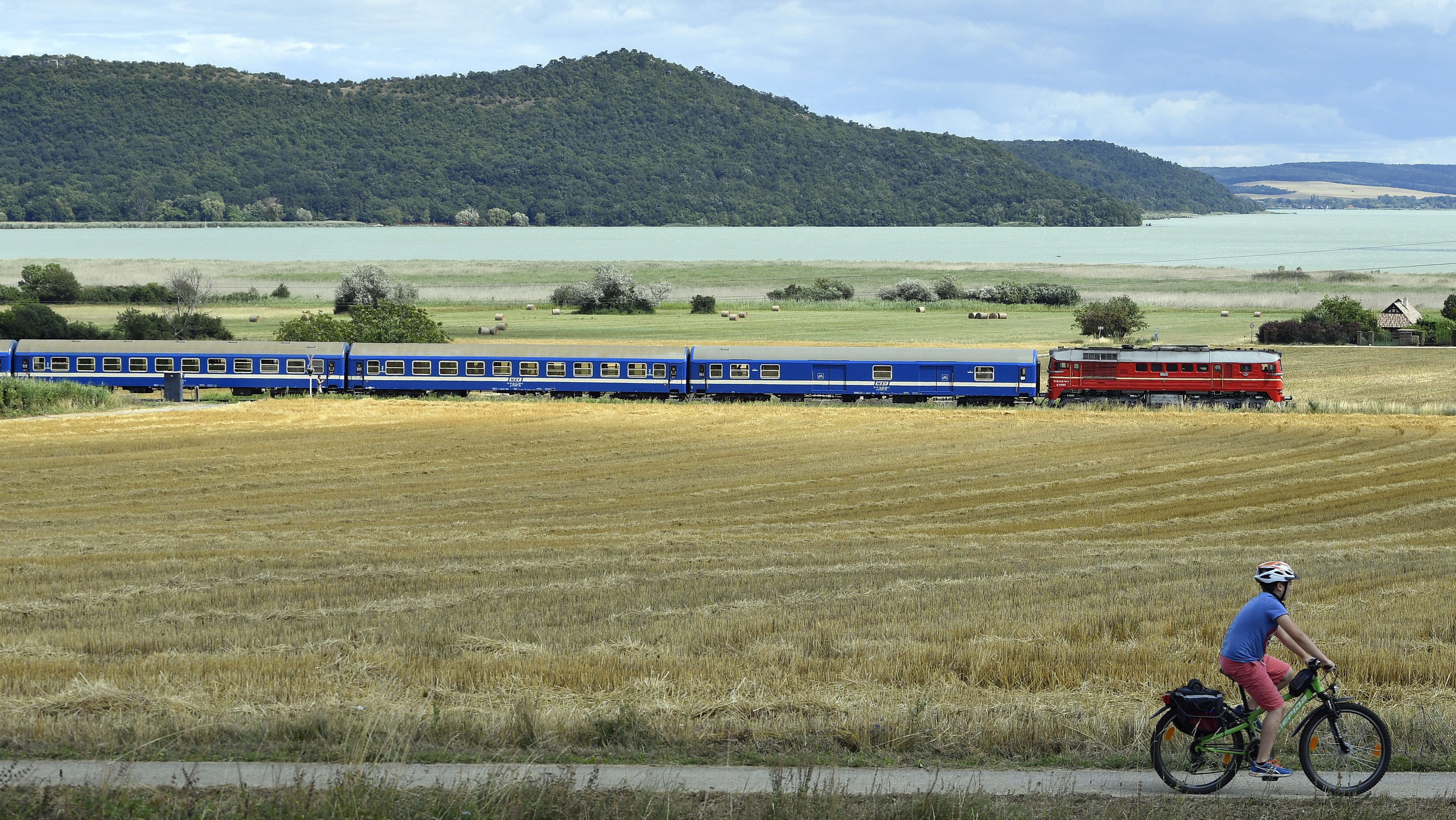 Száz percet is késhetnek a vonatok a Balatonnál