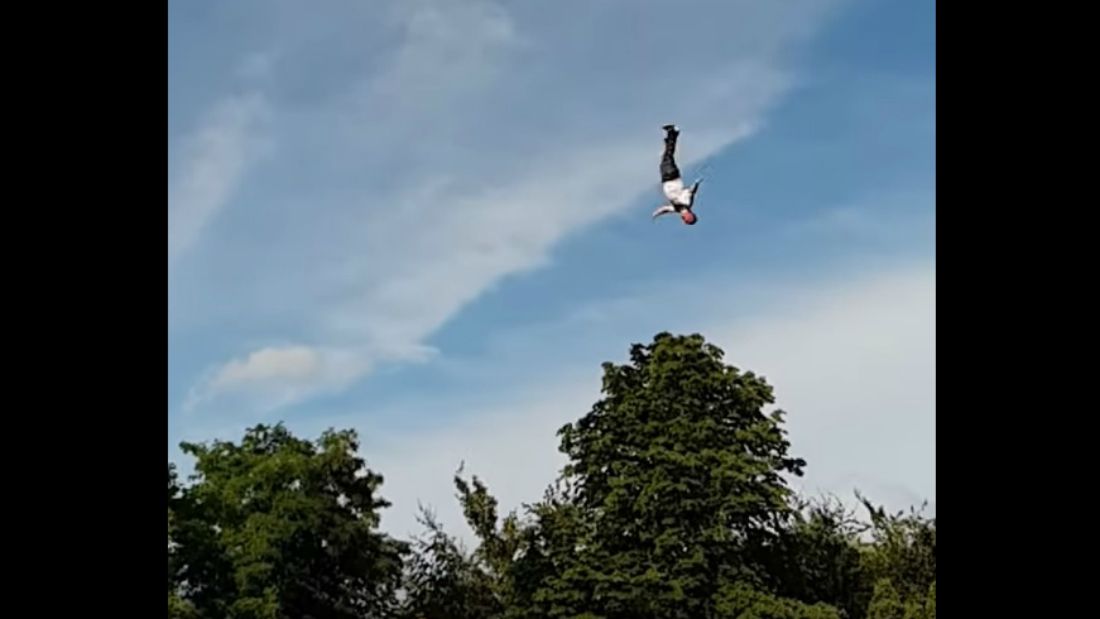 Száz méteres bungee jump közben szakadt el egy férfi gumikötele Lengyelországban