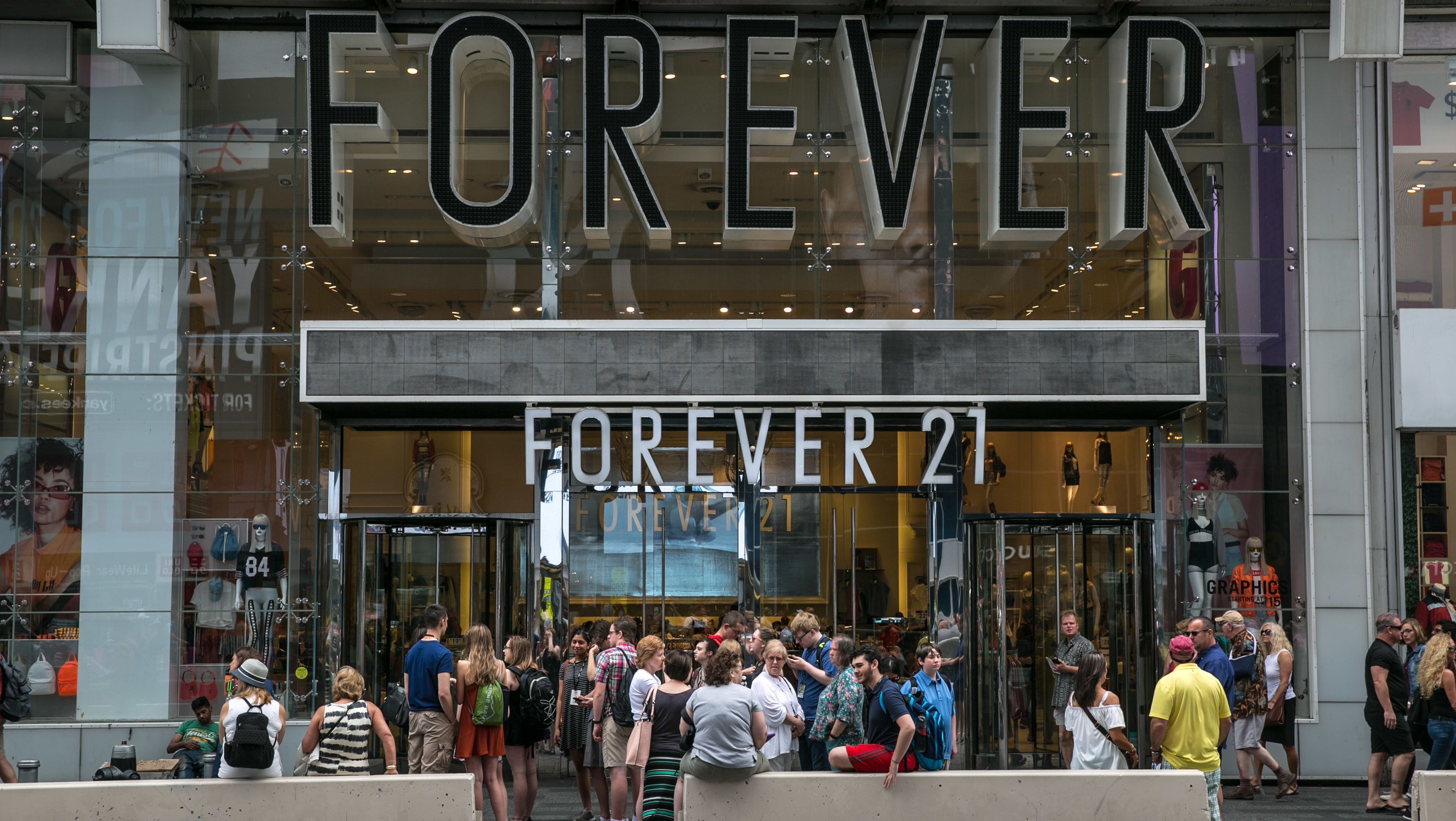 A Forever 21 ajándék kalóriaszeletet küldött a plus-size ruhák rendelőinek, most bocsánatot kértek