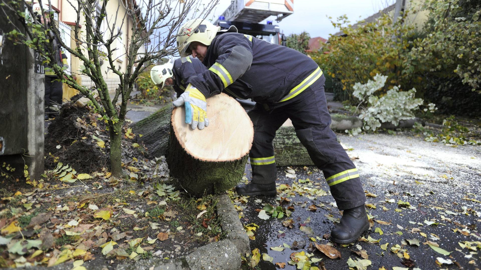 Vihar: hét budapesti kerületbe hívták a tűzoltókat