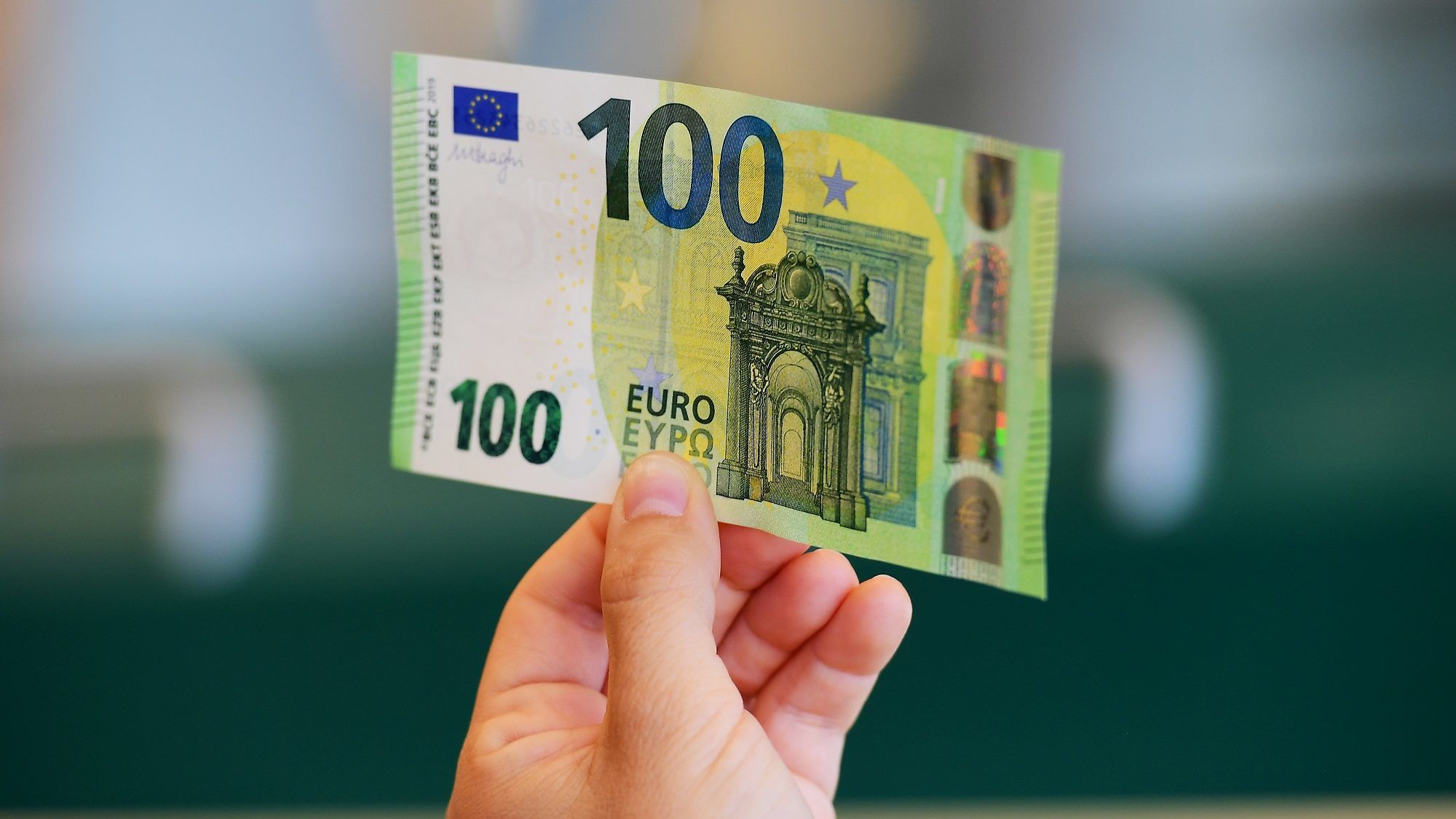 Idei mélypontjára gyengült a forint az euróval szemben