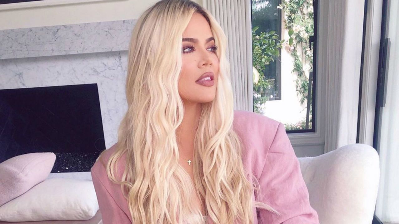 Hivatalosan is itt a világvége: Khloé Kardashian strasszos textilfrissítőt használ