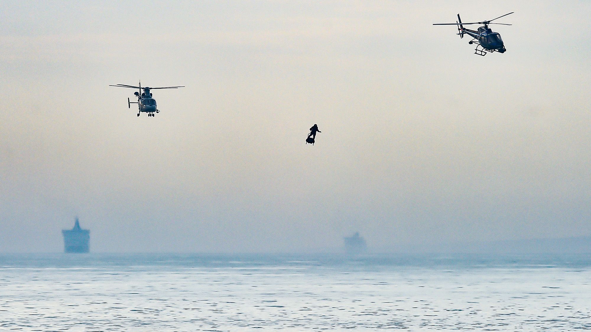 Parádés fotó arról, ahogy egy francia légdeszkás átrepüli a La Manche-csatornát