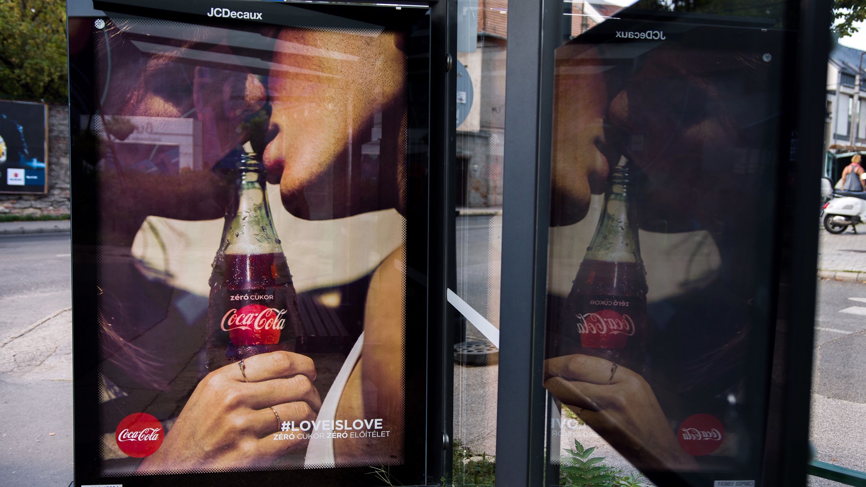 A Coca-Cola nem szedi le melegbarát plakátokat