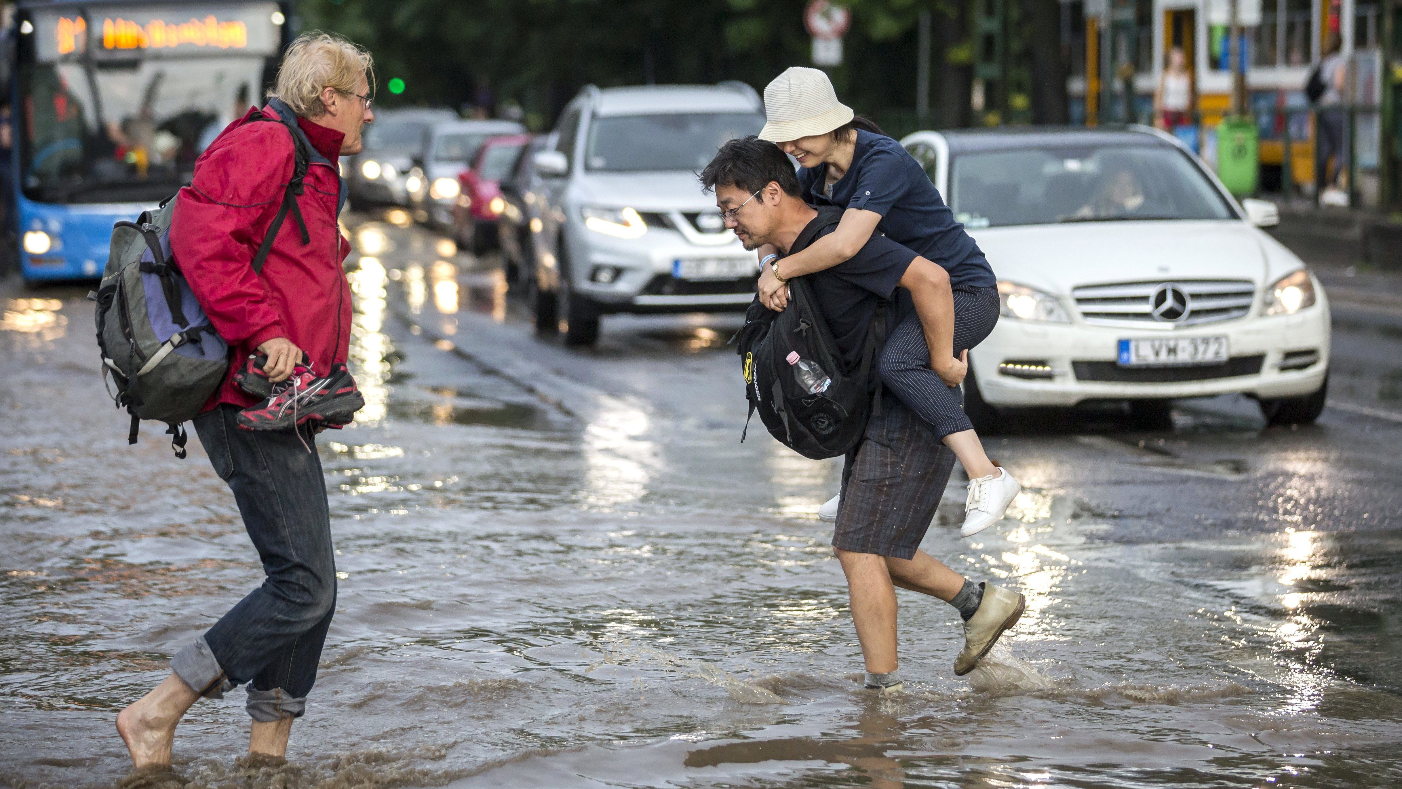 Felhőszakadásra, zivatarra és hőségre is figyelmeztetnek