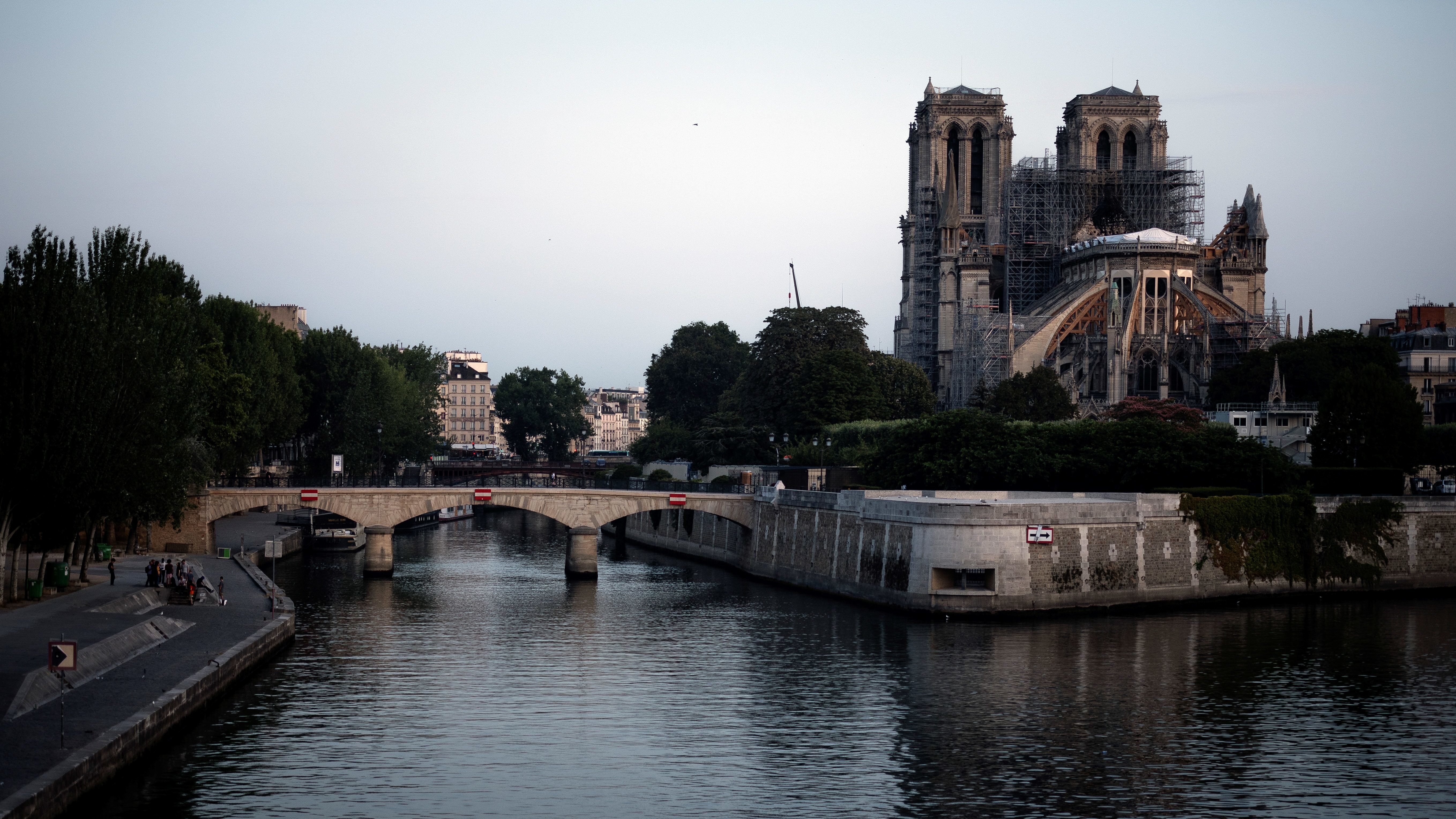 Ólommérgezést kapott egy iskolás a Notre-Dame közelében