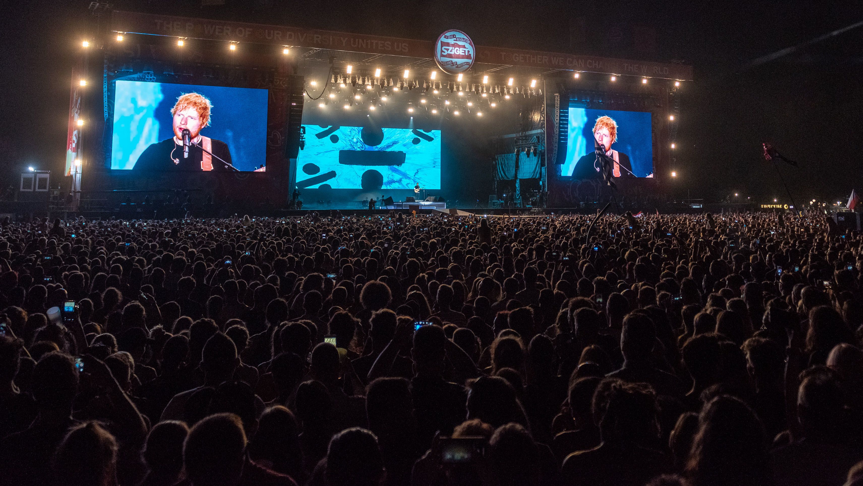 Miért voltak ennyien kíváncsiak a karaokézó szomszéd fiúra a Szigeten?