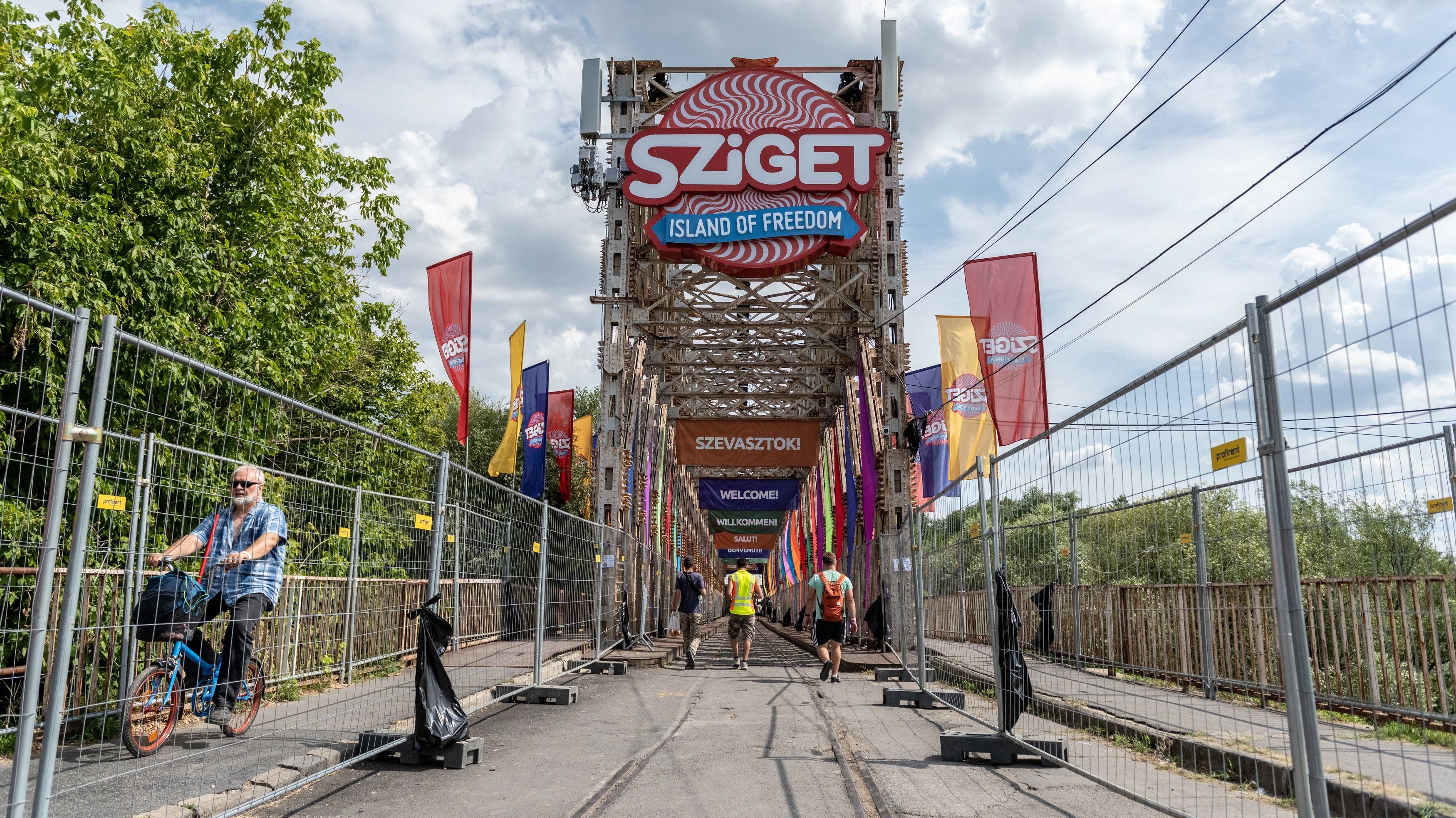 Hat éve vár felújításra a Szigetre vezető híd, ami ingott a tömeg alatt