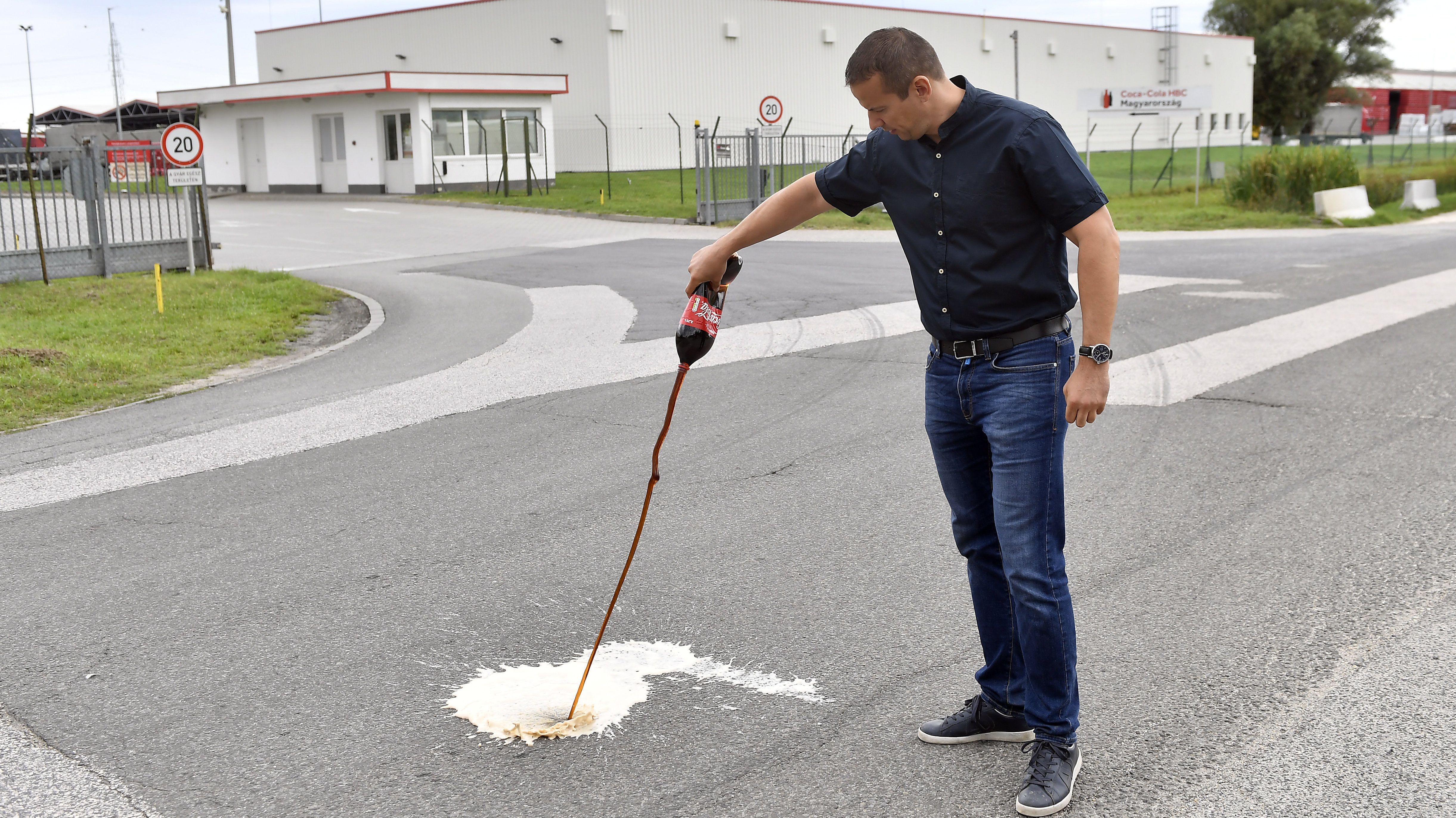 Toroczkai Dunaharasztiba utazott, hogy kólával locsoljon aszfaltot