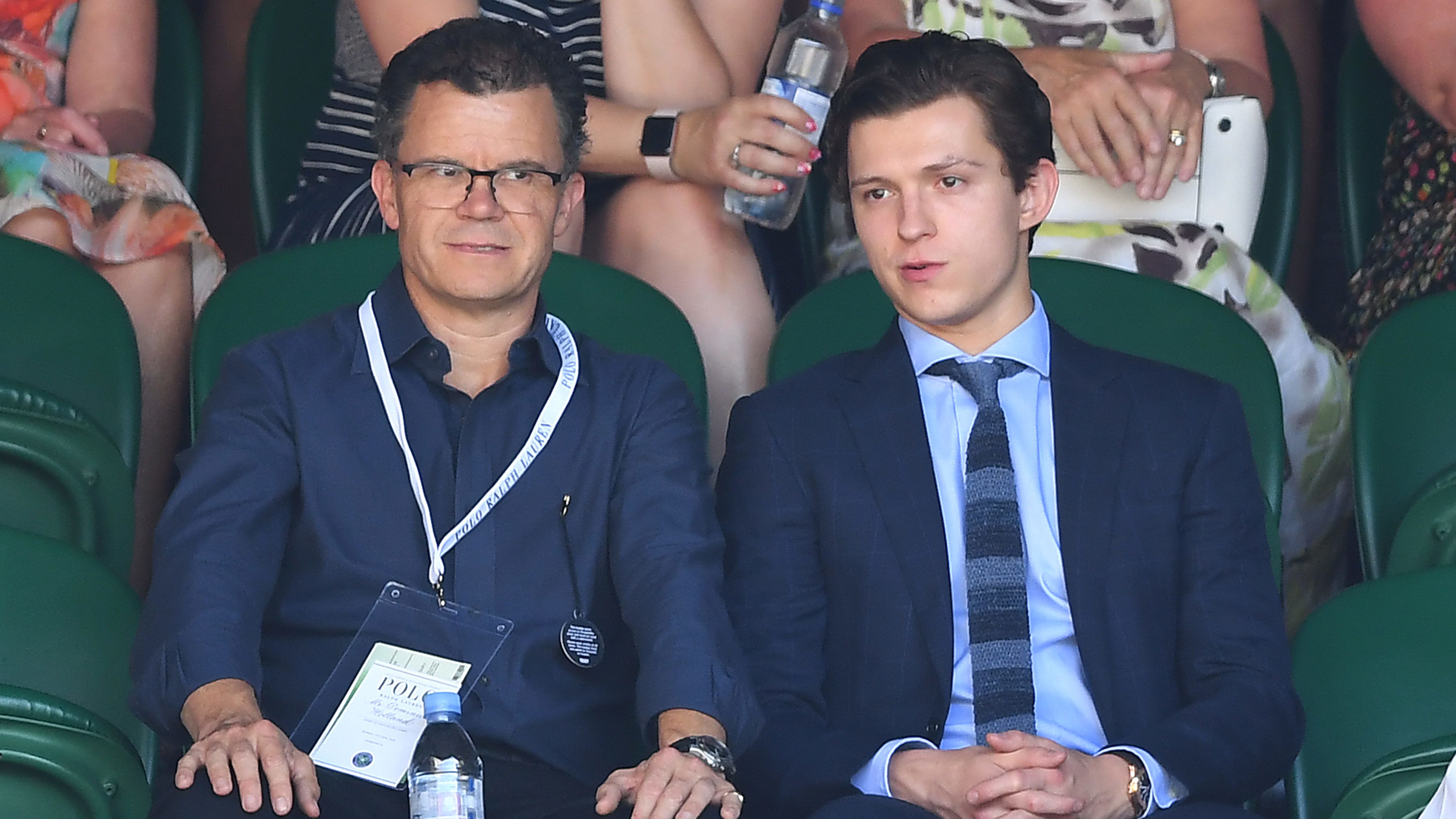 Budapesti stand-upjával magyarázzák, hogy Tom Holland apja nem irigységből írt könyvet a fiáról