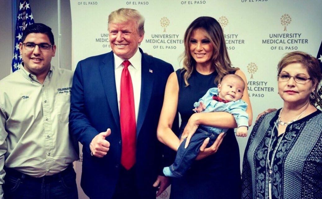 Trump mosolyogva pózolt a csecsemővel, akinek mindkét szülőjét megölte a El Pasó-i merénylő