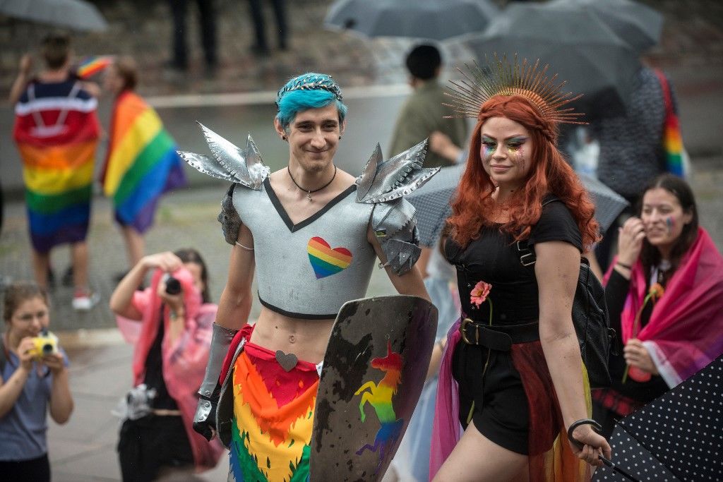 Prague Pride: tízezrek vonultak a zuhogó esőben