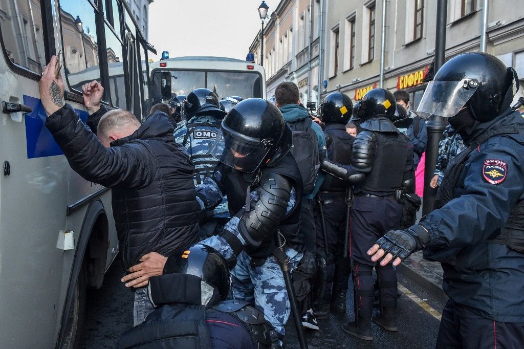 Tízezrek tüntettek Moszkvában, több száz embert előállítottak