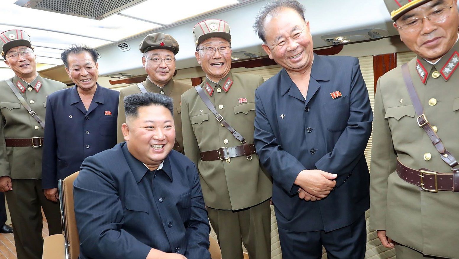 Kim Dzsong Un nagyon elégedett volt az új rakétákkal