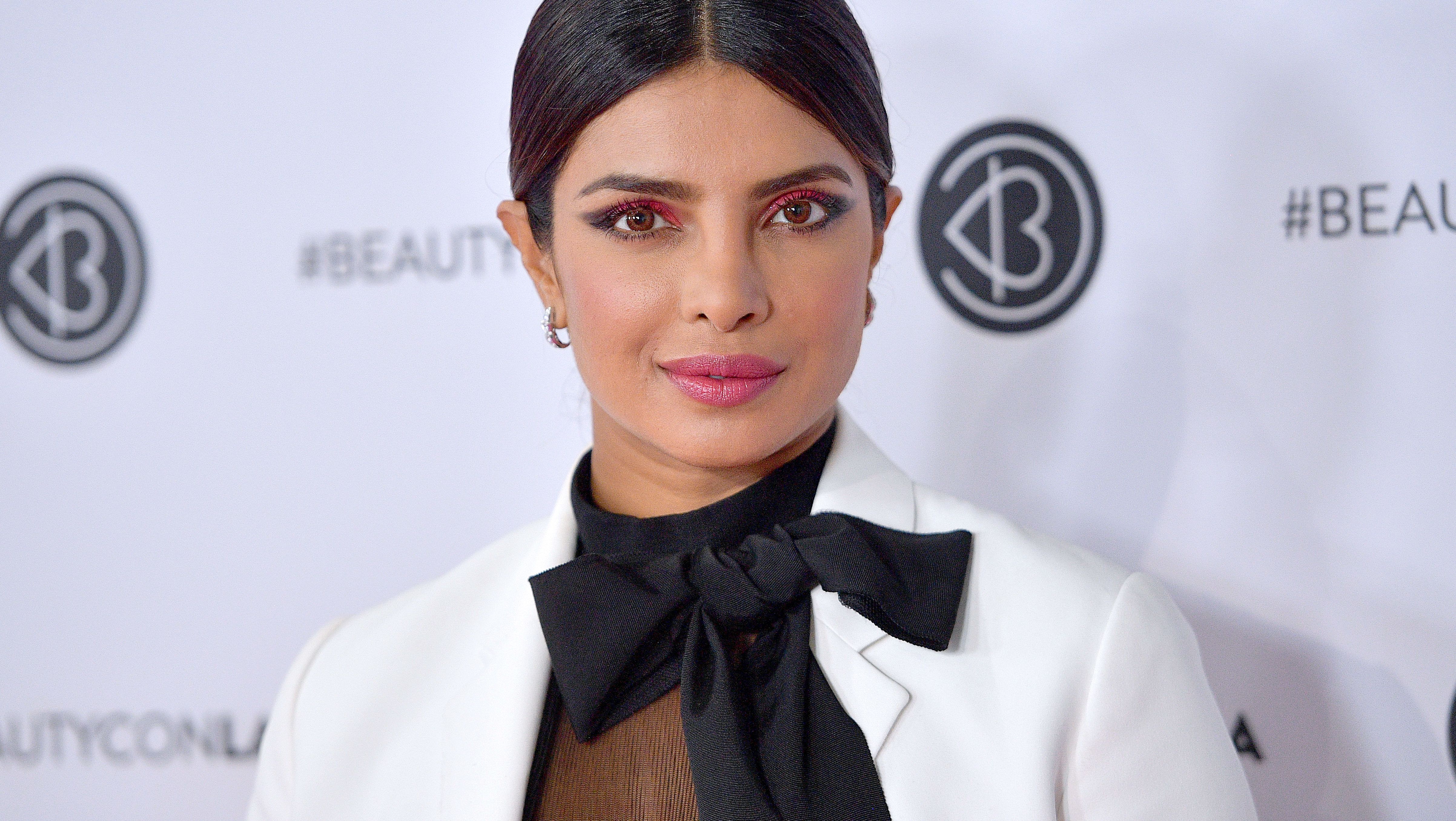 Priyanka Chopra melltartó nélkül vörös szőnyegezett