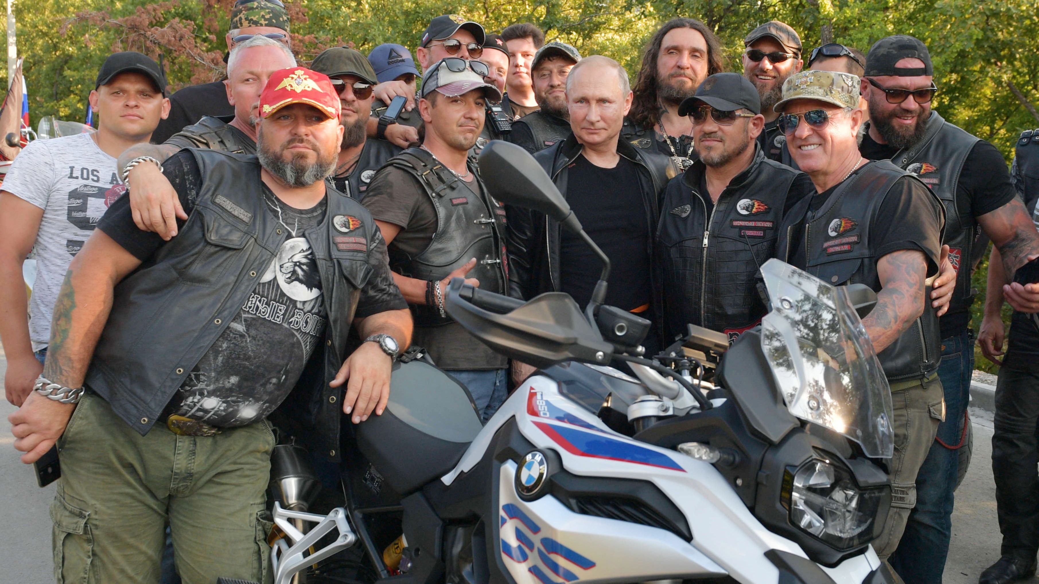 Feljelentették Putyint sisak nélküli motorozásért