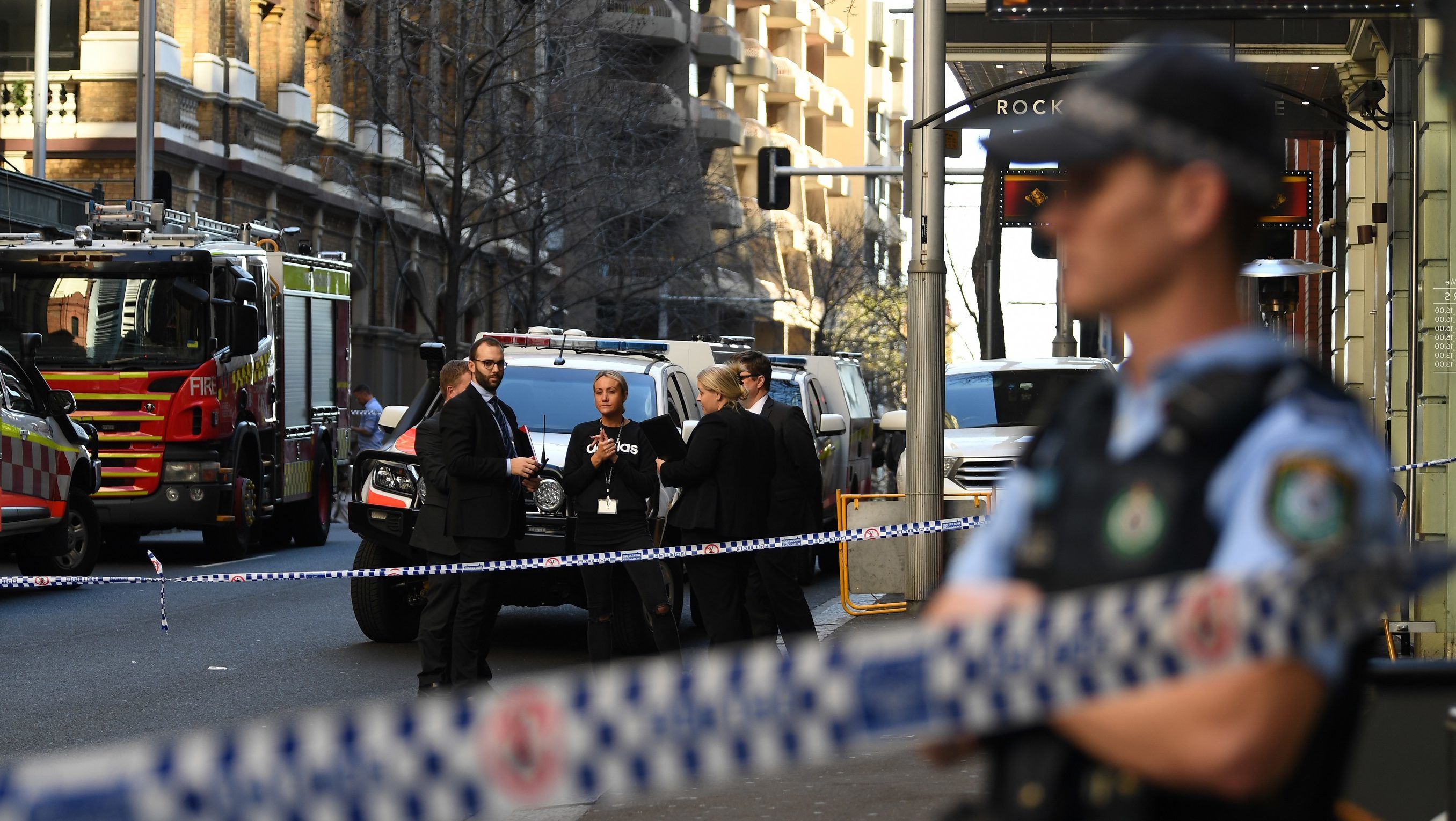 Késsel támadt gyalogosra egy férfi Sydneyben, járókelők teperték le