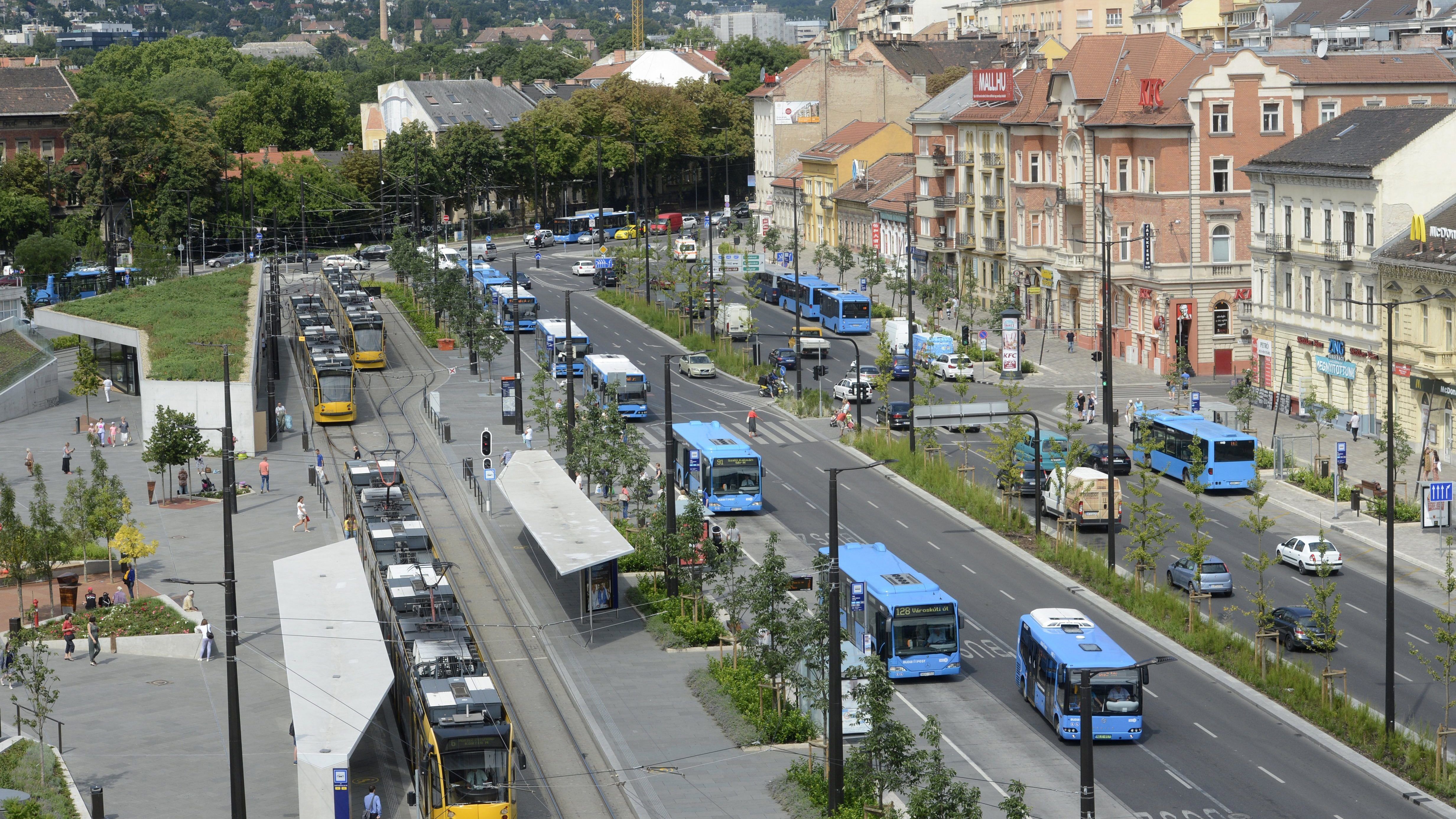 Úgy zárták be a Széna téri buszpályaudvart, hogy a Széll Kálmán téri megállók el se készültek