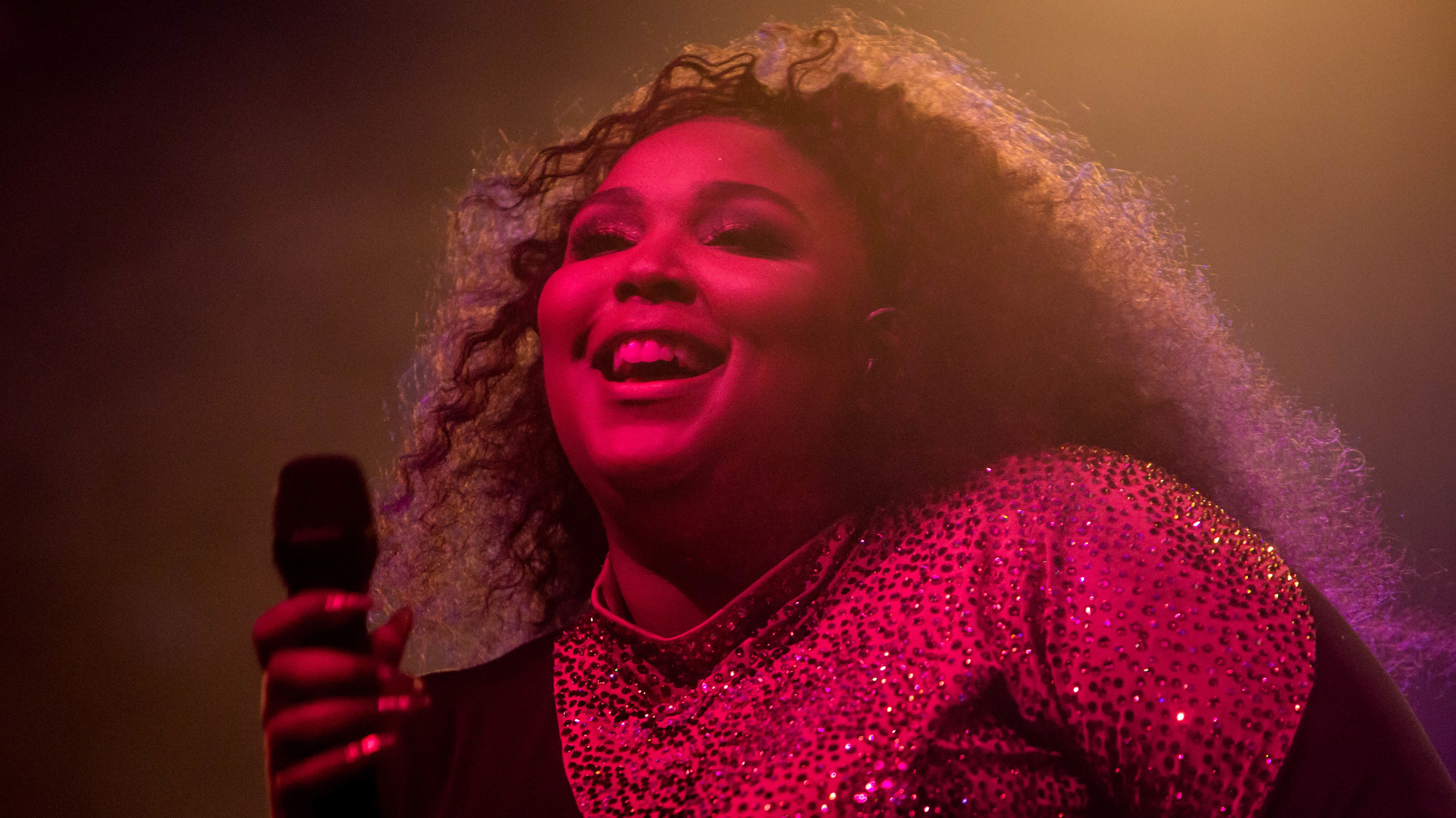 Lizzo összejönne egy Hemsworth-tal, de tuti nem Liammel