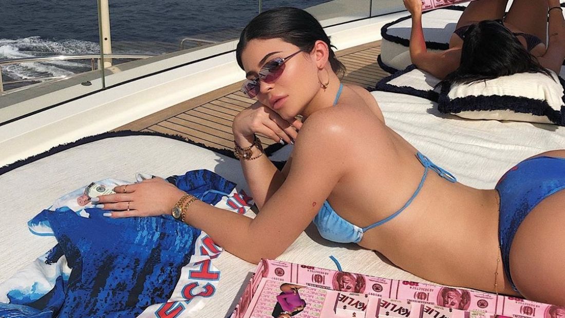 Kylie Jenner jachtja tetejéről ugrott a tengerbe