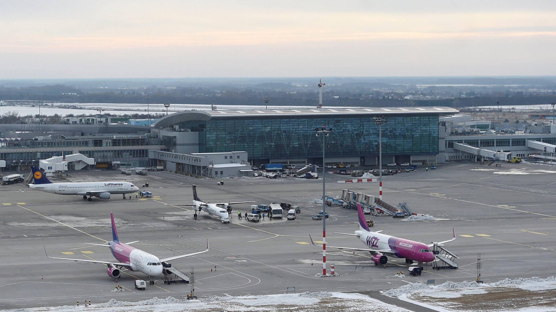 Megrepedt a pilótafülke szélvédője, kényszerleszállást hajtott végre egy utasszállító a Liszt Ferenc repülőtéren