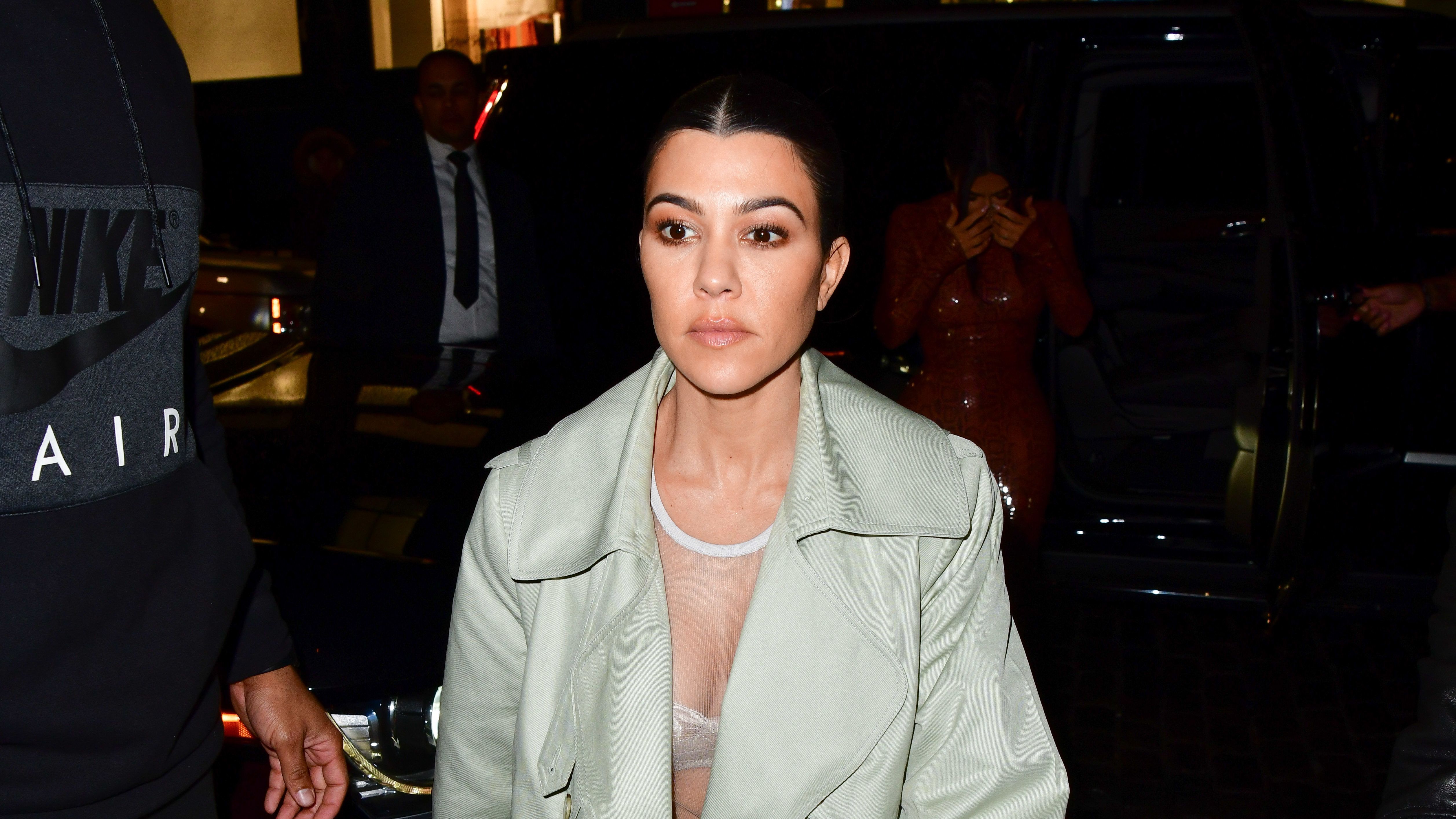 Kourtney Kardashian nem retusálta a striáit fotójáról, rajongói imádják