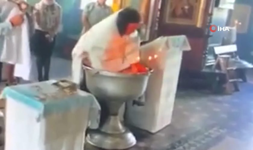 Majdnem vízbe fojtotta a gyereket egy keresztelőn az ortodox pap