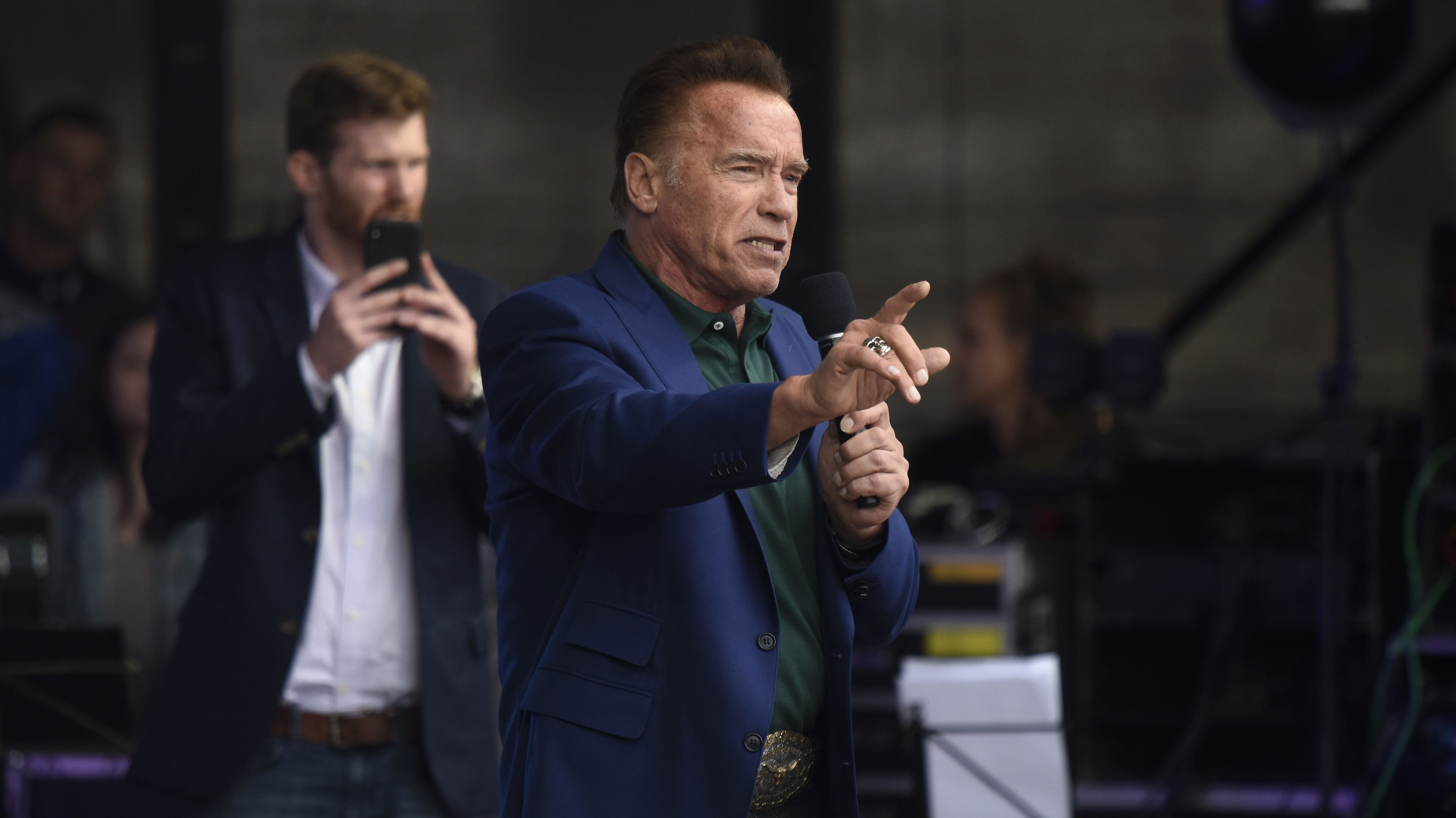 Schwarzenegger keményen gyúrt már három nappal azután, hogy valaki lábbal beleszállt a hátába