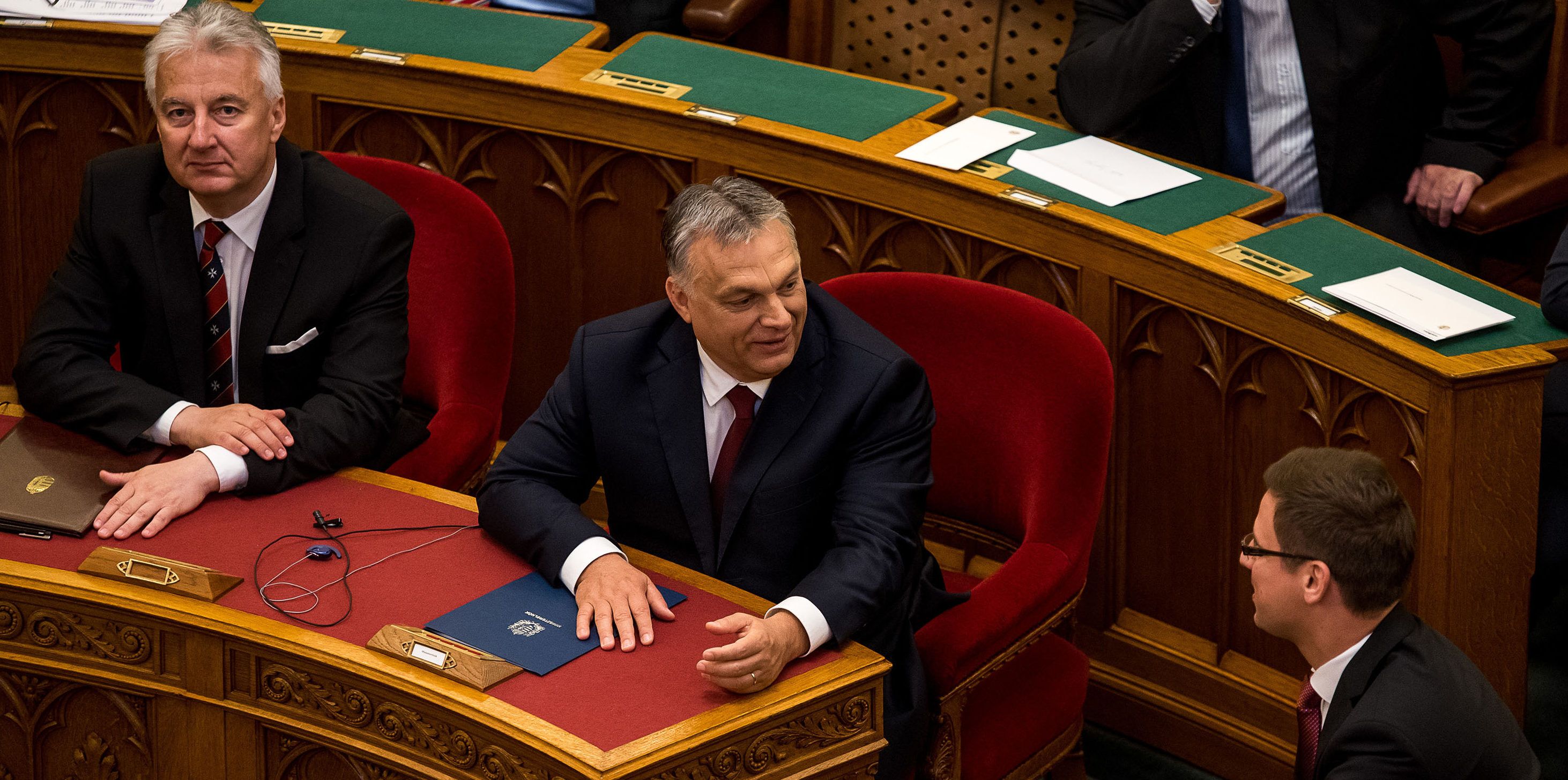 Jelentősen elszakadt egymástól a magyar átlagbér és a képviselők fizetése