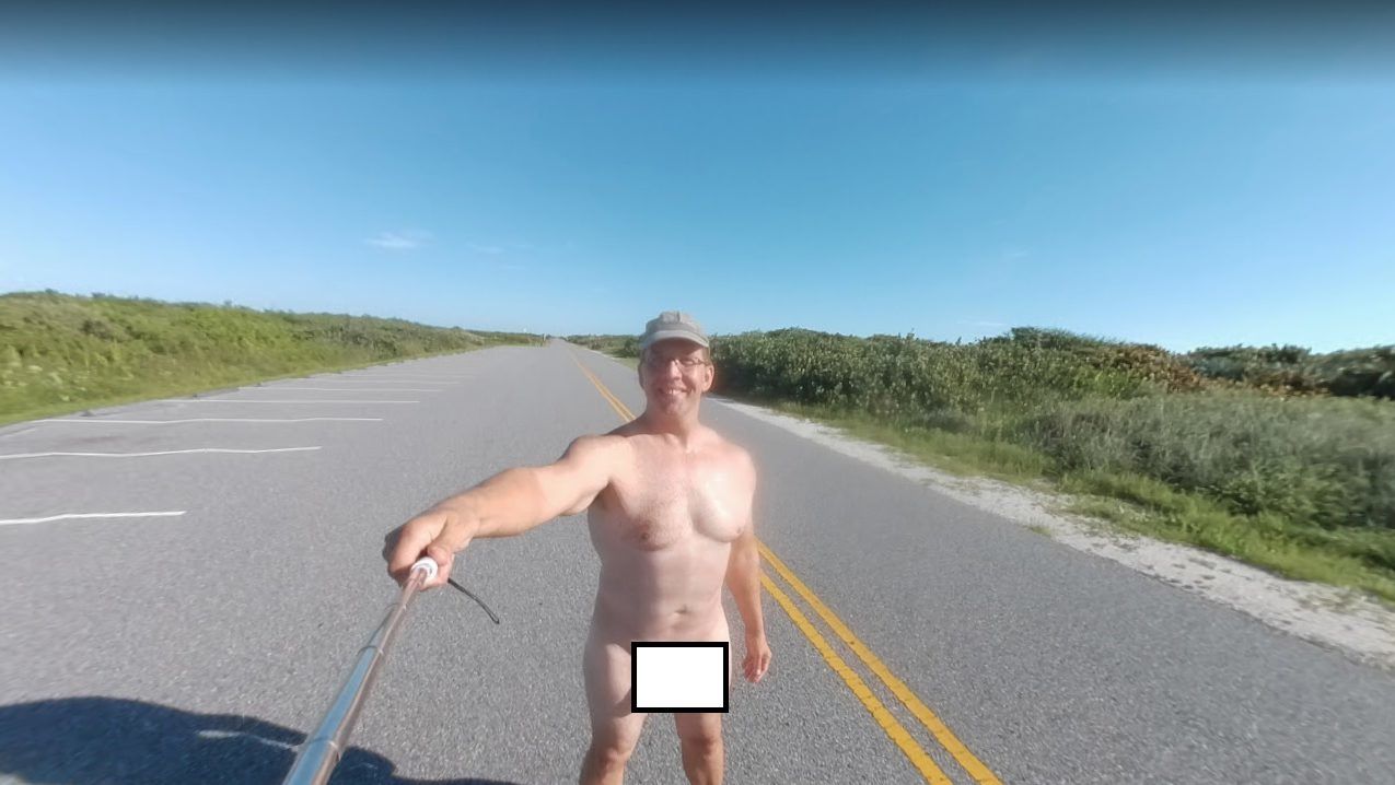 Büszkén mutogatja nemi szervét egy pucér férfi a Google Térképen
