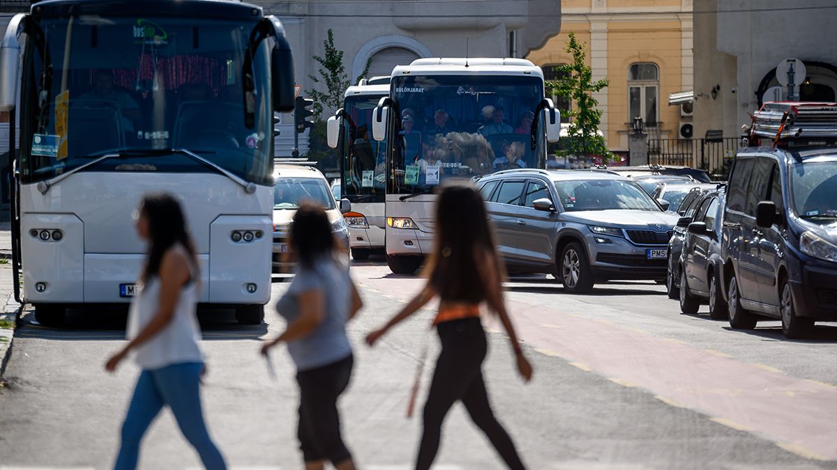 Népszerűbb városok megoldják, Budapest azonban belefullad a turistabuszokba