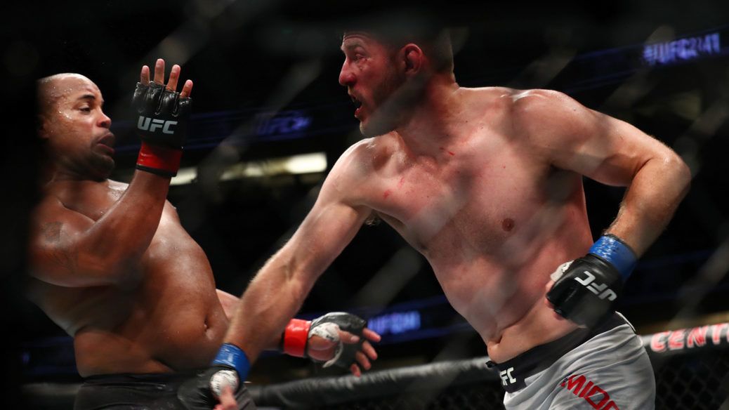 UFC: a 203 centis óriás padlóra került, majd TKO-val támadt fel